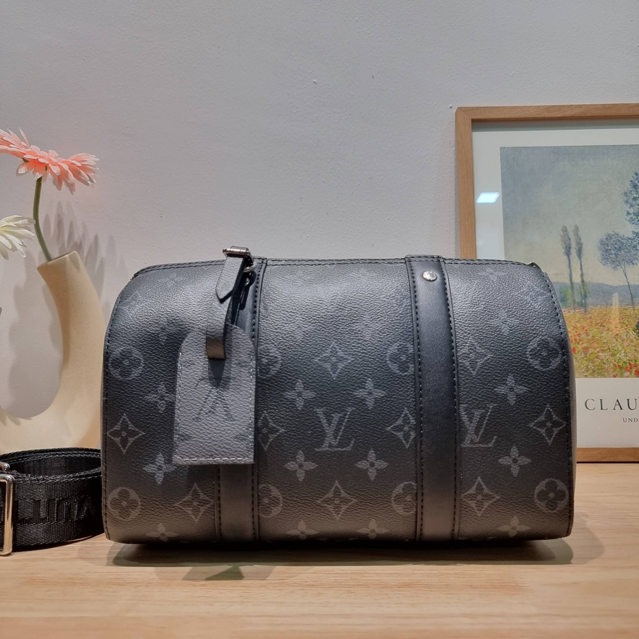 LV CITY KEEPALL Monogram Eclipse Bag กระเป๋าสะพายทรงหมอนสุดคลาสสิค ด้วยดีเทลความเป็นเอกลักษณ์ เรียบหรูด้วยความโดดเด่นจากลวดลายโมโนแกรม ขนาดกำลังดี
