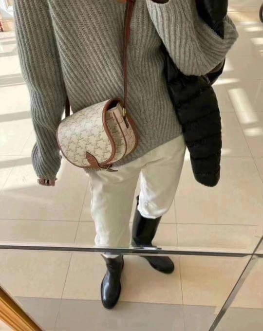 CELINE MEDIUM FOLCO BAG IN TRIOMPHE CANVAS หากใครที่กำลังมองหากระเป๋าสะพายข้าง ขนาดกะทัดรัด และเรียบหรู ต้องใบนี้เลยค่ะ เป็นกระเป๋าเปิดปิดแบบแบบฝาผับที่มีรูปทรงโค้งและที่ล็อกรูปทรงคล้ายเข็มขัด อีกทั้งยังสะท้อนความสวยสไตล์สาวปารีสได้อีกด้วย ด้านในของรุ่นนี