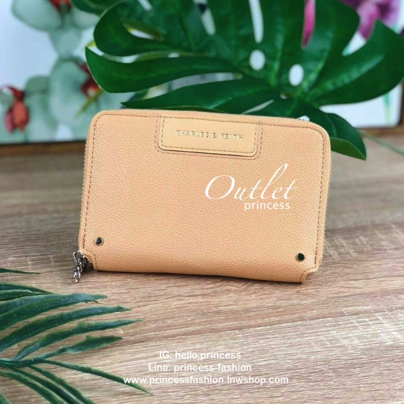 CHARLES & KEITH CHAIN ZIP WALLET กระเป๋าเงินซิปรอบใบกลาง หนังขึ้นลายสวยงาม ด้านหน้าปั๊มโลโก้แบรนด์ มีจุดเด่นที่ซิปเป็นห่วงโซ่เล็กๆน่ารัก ด้านในมีช่องซิปใส่เหรียญ ช่องบัตร 4 ใบและช่องใส่ธนบัตรตามยาว ใส่แบงค์พันได้ตามยาวเลยค่า ไว้ใช้กับกระเป๋าใบเล็กเหมาะมาก