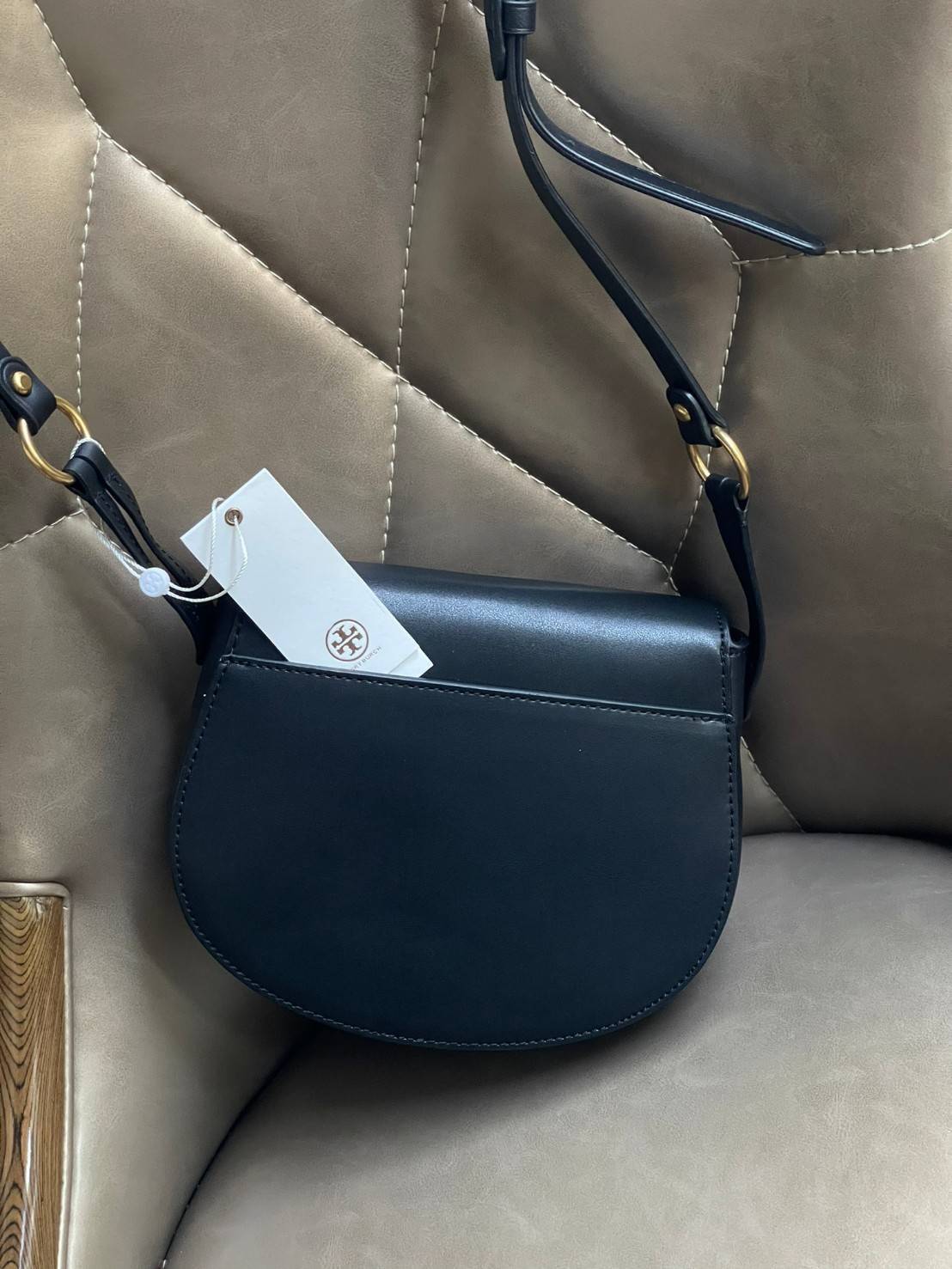 Tory Burch Miller Metal Saddle Bag กระเป๋าที่ใช้เป็น Everyday Bag ก็คือสามารถใช้งานได้บ่อยครั้งและสามารถสะพายไปทำกิจกรรมต่าง ๆ