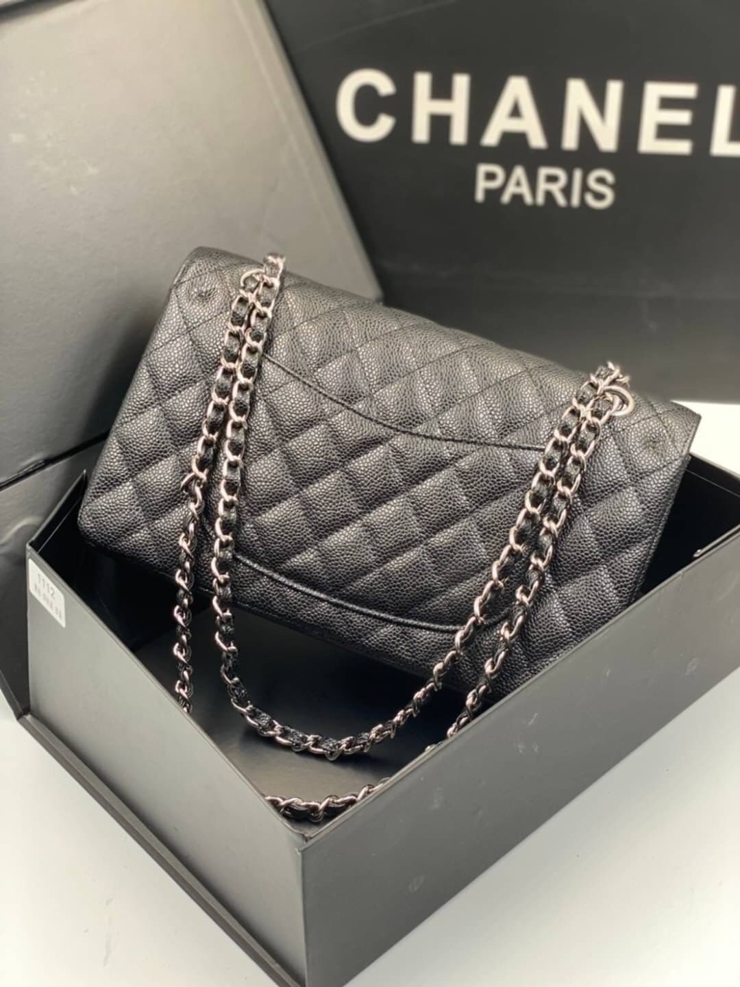 VIP GIFT 】หนังแท้ CHANEL Classic black caviar (อะไหล่เงิน/ทอง) กระเป๋าสะพาย LOOK Cool ใบนี้ ไม่มีถือว่า Out มากๆ ไม่ต้องพูดถึงความสวยเยอะ เพราะยอดขายถล่มทลาย ไม่มีไม่ได้แล้วค่าา