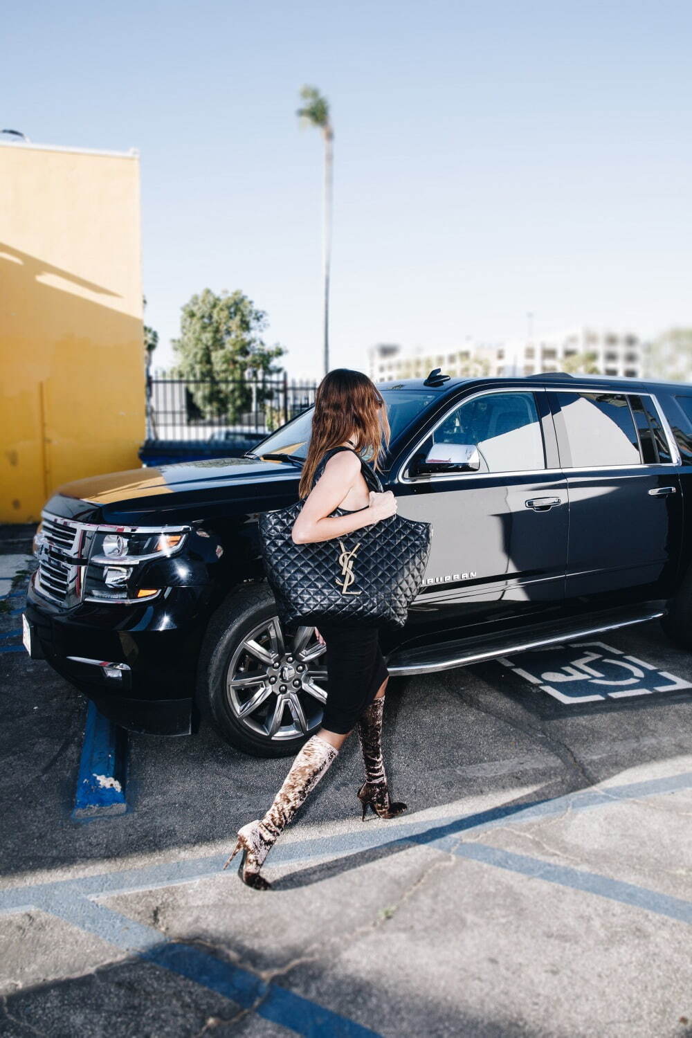 14" YSL icare maxi shopping Denim bag / YSL tote denim bag กระเป๋าไซส์ใหญ่ พร้อมใบเล็ก วัสดุเดนิมเย็บลายตาข่าย (Quilted Bag) ดีไซน์คล้ายตะกร้าช็อปปิ้ง โฉบเฉี่ยวกว่าหลายระดับด้วยการประดับฮาร์ดแวร์ทองเหลืองในตัวอักษร YSL สะดุดตา มอบสไตล์เรียบง่ายแต่คลา