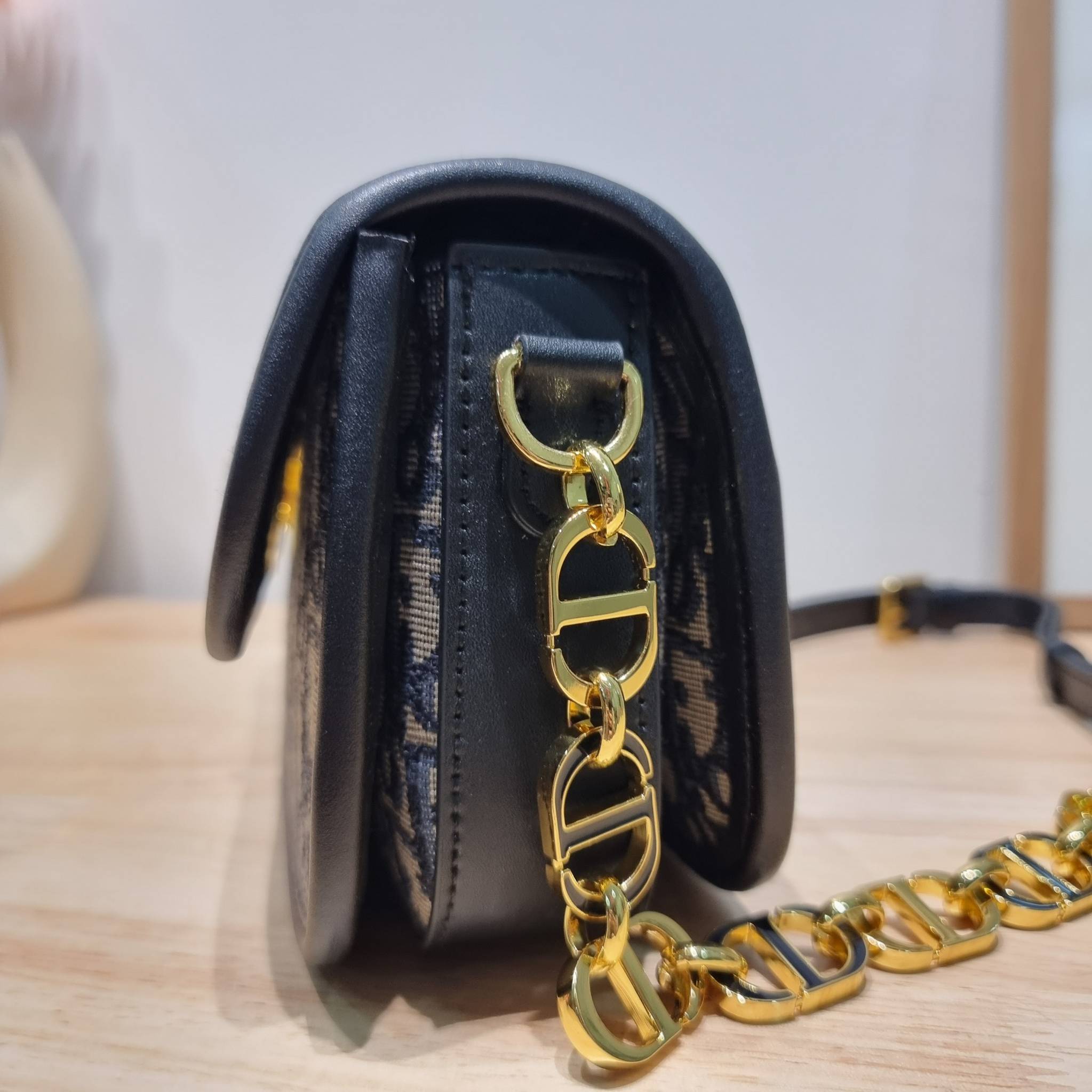 DIOR 30 MONTAIGNE AVENUE BAG สวยหรู ดีเทลแพง ต้องยกให้ไอเท็มนี้เลย กับกระเป๋าสะพายข้าง