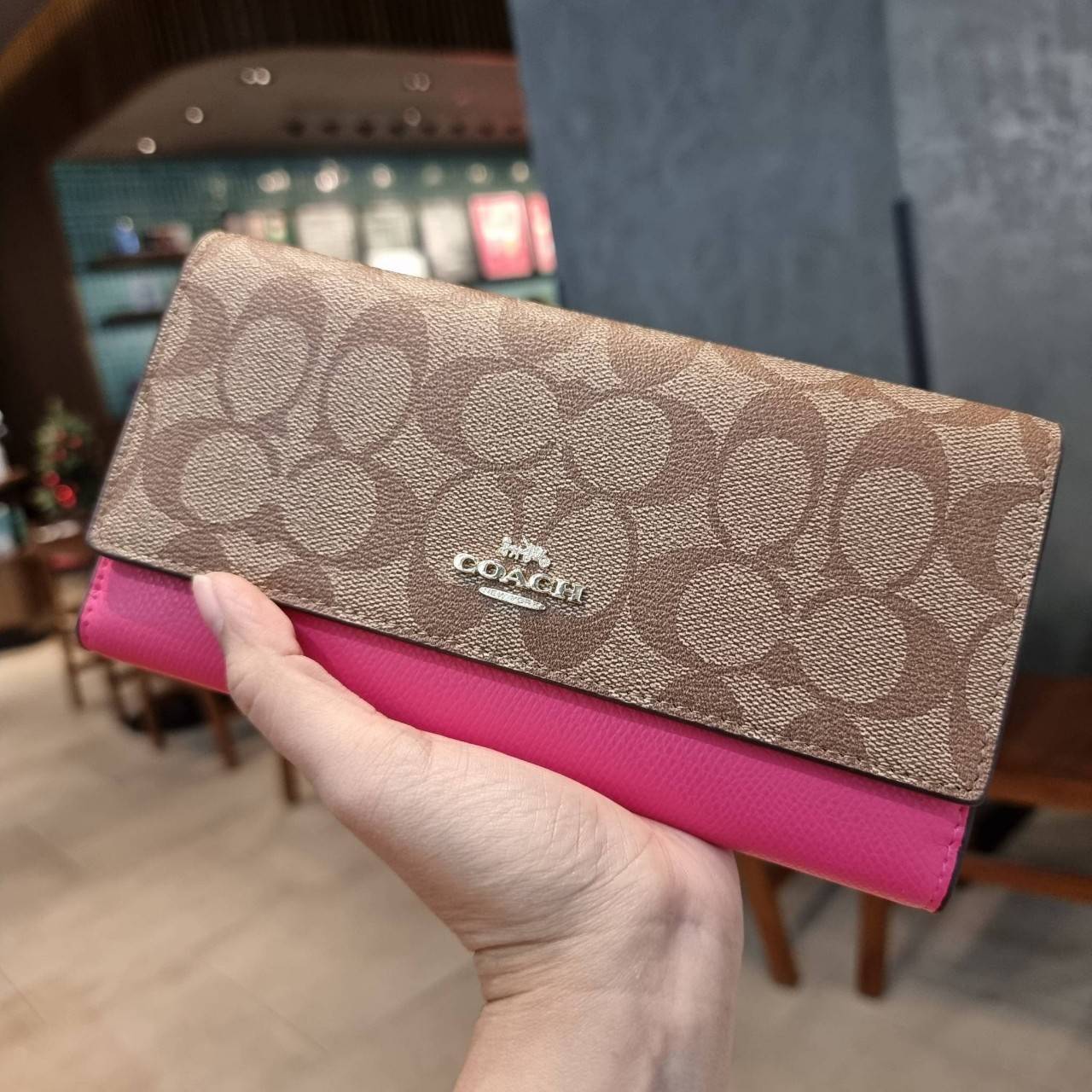 COACH F53763 TRIFOLD WALLET IN SIGNATURE กลับมาแล้วจ้า!! รุ่นขายดี!! 💓 ดีไซน์ใหม่ กระเป๋าสตางค์ใบยาว แถมที่ห้อยใส่บัตรแยกให้ (ถอดออกได้) น่ารักมากๆ ใช้งานง่าย เปิด-ปิดด้วยกระดุม ภายในใส่ธนบัตร ใส่บัตรได้เยอะ ใส่มือถือได้ไปอีก!! จุใจสุดๆ บอกเลยว่าใ