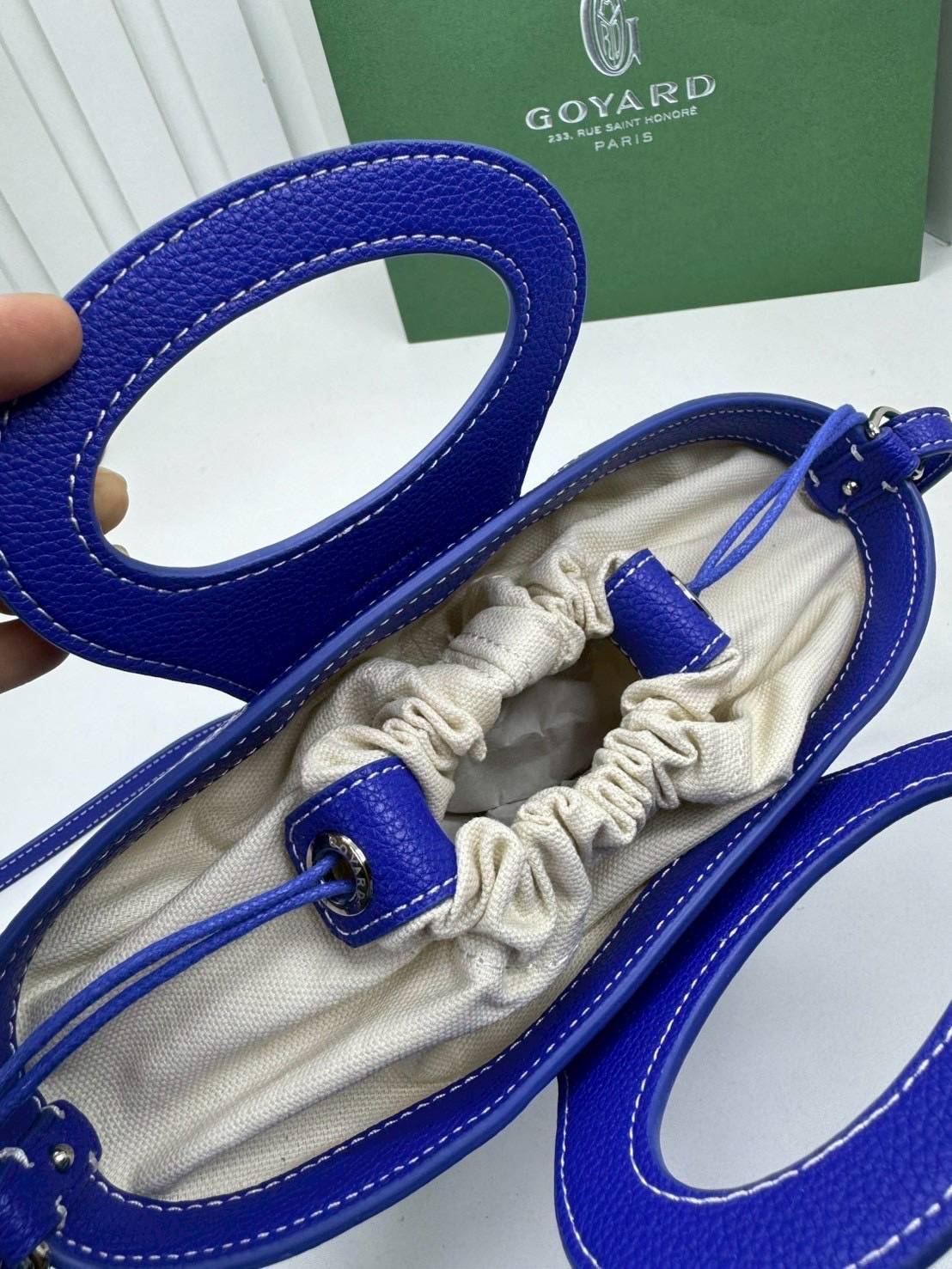 ORI หนังแท้ | Goyard Beluga Mini Bag กระเป๋าสะพายทรงบัคเก็ต พร้อมหูจับในตัว สะดวกใช้งาน ด้านในเป็นผ้าดีไซน์ผูก เพิ่มความน่ารักน่าใช้ สวยมากค่ะ