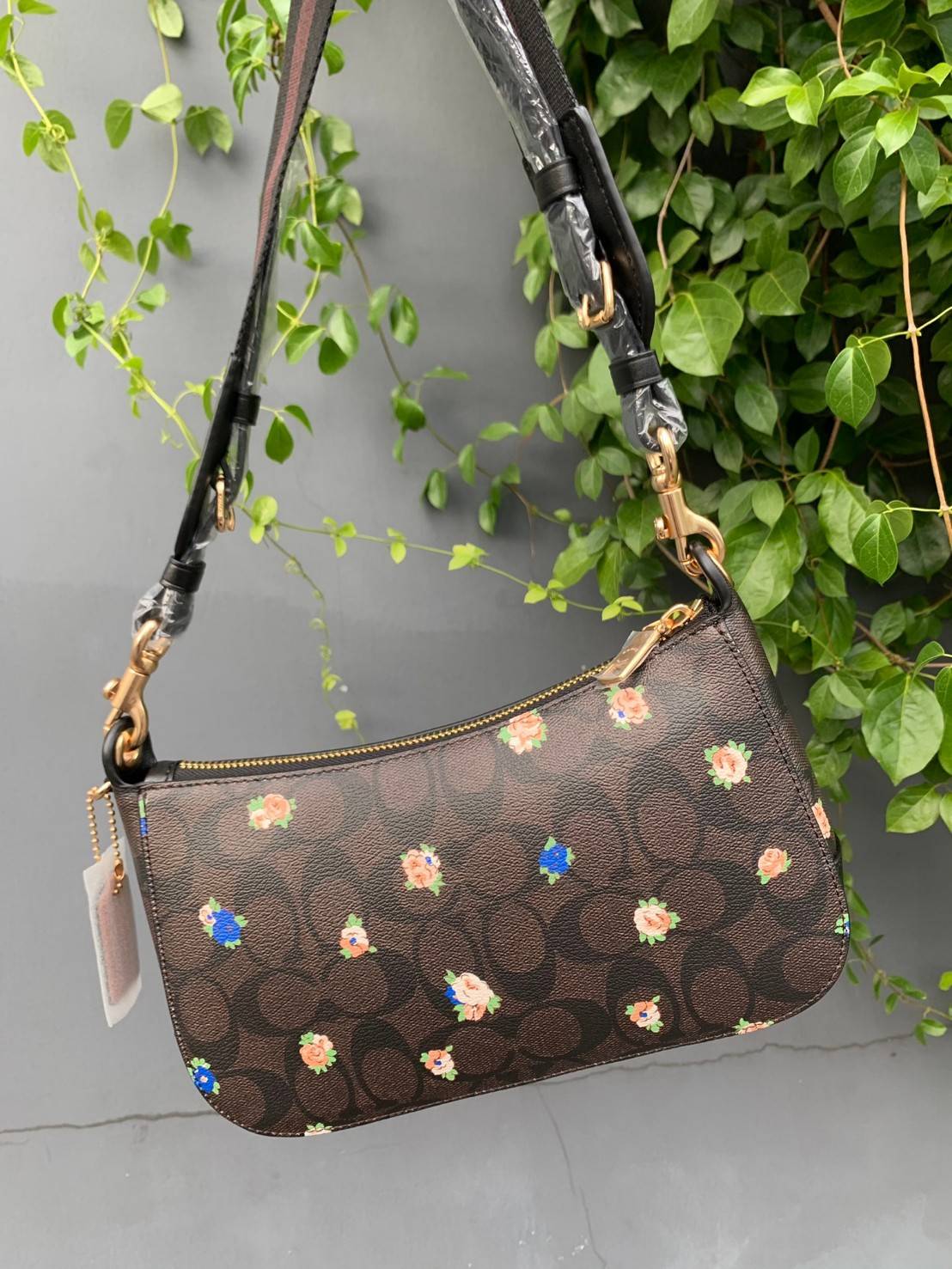 NEW ARRIVAL! นาทีนี้ต้องมีแล้วค่ะ ต้อนรับหน้าหนาวกันน! COACH JES BAGUETTE IN SIGNATURE CANVAS WITH COACH RADIAL RAINBOW ((C6817)) พร้อมส่งที่ไทย สิคค้าเข้าใหม่ค่ะ! กระเป๋าสะพายครอสบอดี้ร์ หนังแท้ น้ำหนักเบา เปิดปิดกระเป๋าแบบซิป ภายในสามารถใส่กระเป๋าเงินใบ