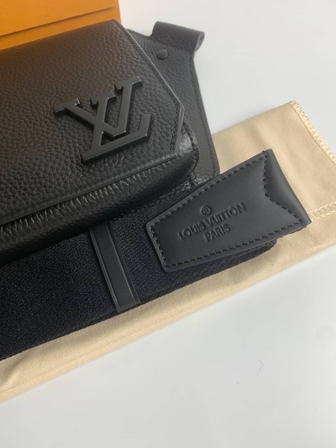 LV Takeoff Sling Bag Black grained leather / LV Belt Bag กระเป๋าสะพาย/คาดอก หนังแท้ ดีไซส์ร่วมสมัย สีดำสุดคลาสสิก สง่างามตลอดกาล มีไว้ไม่มีเอาท์ ท่านชายควรมีมากค่ะ เกรดท็อป ออริ เทียบแท้ 1:1 เกรดดีสุด