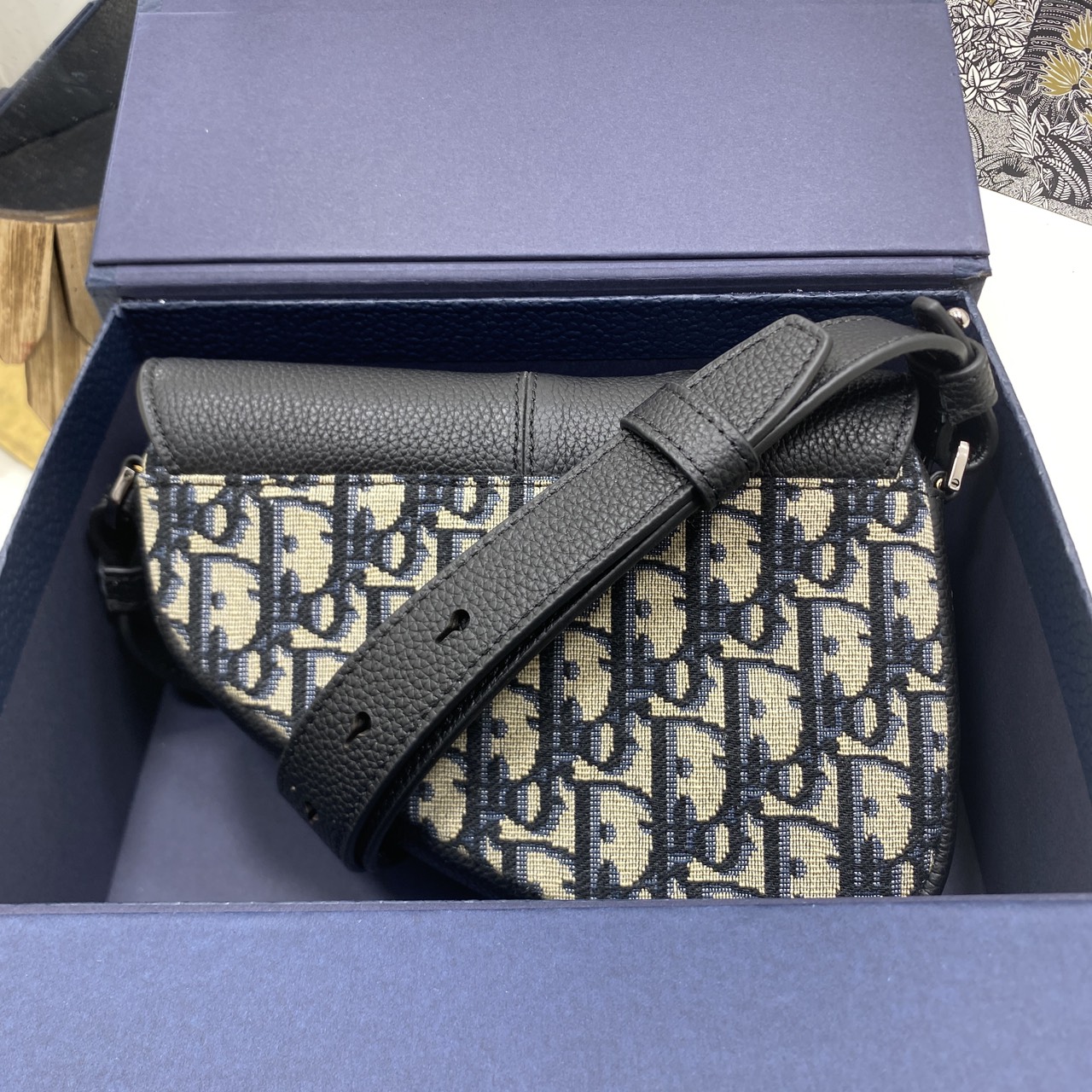 ORI หนังแท้ | DIOR Mini Saddle Bag กระเป๋าสะพาย คาดอก ผ้าแจ็กการ์ดลาย Oblique สีเบจและสีดำ นำเสนอมุมมองใหม่ให้กับดีไซน์ไอคอนิกด้วยรูปทรงที่ทันสมัย