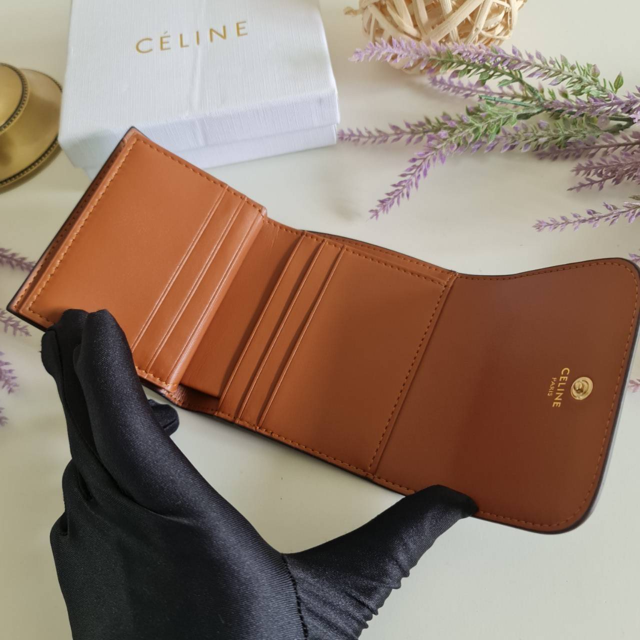 พรีเมี่ยมกิ๊ฟแท้ 100% 】CELINE SMALL TRIOMPHE WALLET IN SHINY SMOOTH LAMBSKIN VIP GIFT WITH PURCHASE (GWP) พรีเมี่ยมกิ๊ฟ Member Gift Limited Edition จาก CELINE HAUTEPARFUME COUNTER กระเป๋าสตางค์งานดี งานสวยสุดๆๆๆ มี 3พับ ขนาดกะทัดรัด เหมาะมากกก มีช่องใส่เห