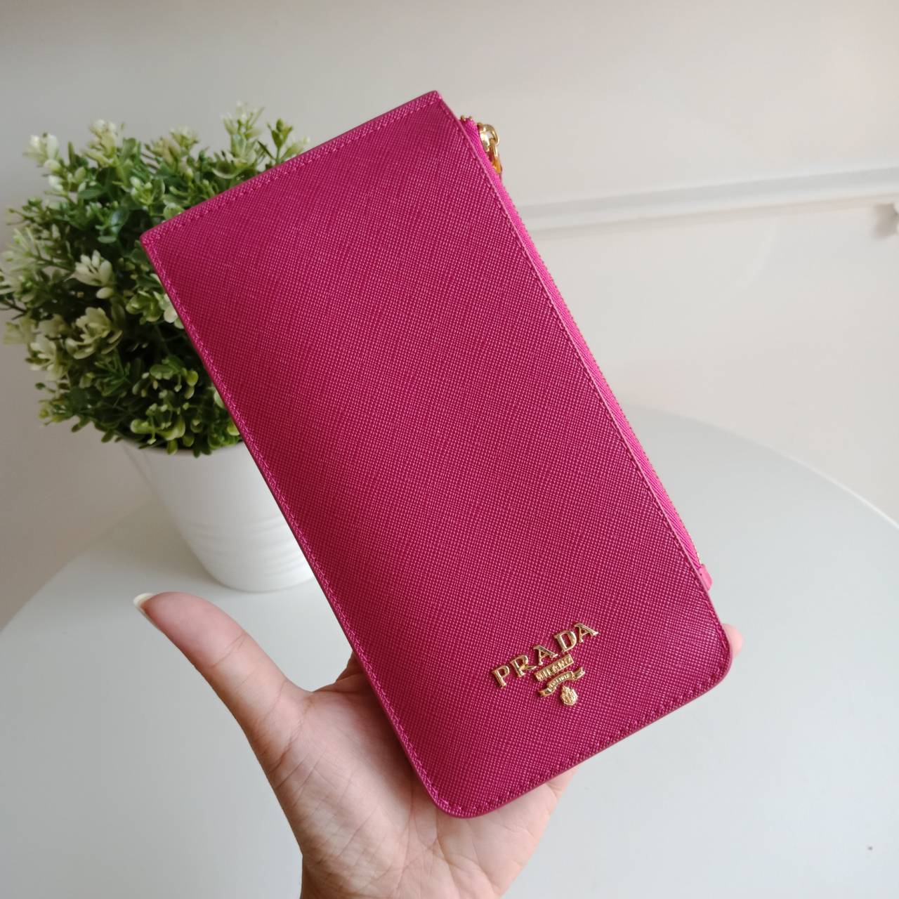 Best Seller รุ่นขายดีเว่อร์วัง♡♡ **สำหรับคนชอบใส่บัตรเยอะ แนะนำรุ่นนี้คะ งานพรีเมี่ยมกิ้ฟท์จากเค้าเตอร์ต่างประเทศ กลับมาพร้อมส่งครบสี อีกครั้งค่า กระเป๋าสตางค์ทรงสวย สะดุดตา หนังสัมผัส Safiano จากแบรนด์ PRADA มีช่องใส่นามบัตรมากถึง 16 ช่อง ด