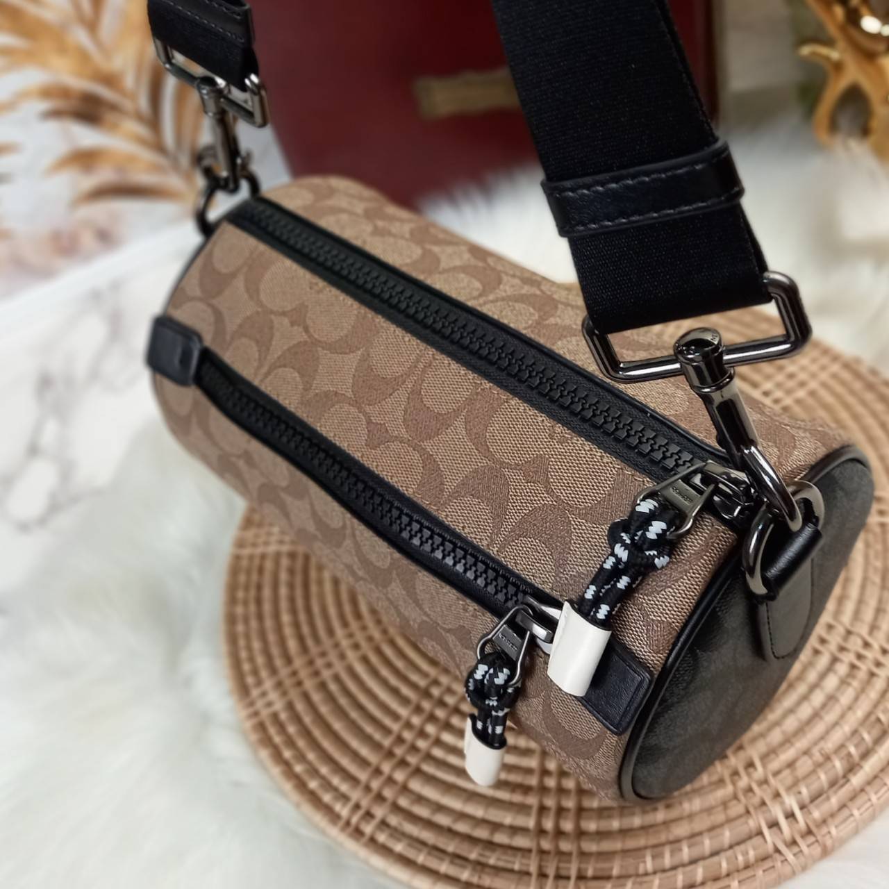 COACH BARREL SIGNATURE CANVAS CROSSBODY (C2957) กระเป๋าสะพาย ทรงเก๋ ขนาดกำลังดี ที่บอกได้คำเดียวว่า เท่ไม่หยอก!! คือดีย์มาก!!// วัสดุแคนวาส ผสมหนังแท้ ลาย SIGNATURE รูปทรงกระบอก// เปิด-ปิด ด้วยซิบ ด้านในโล่งกว้าง เก็บของได้เยอะ// มาพร้อมสายสะพาย สายสปอร์ต