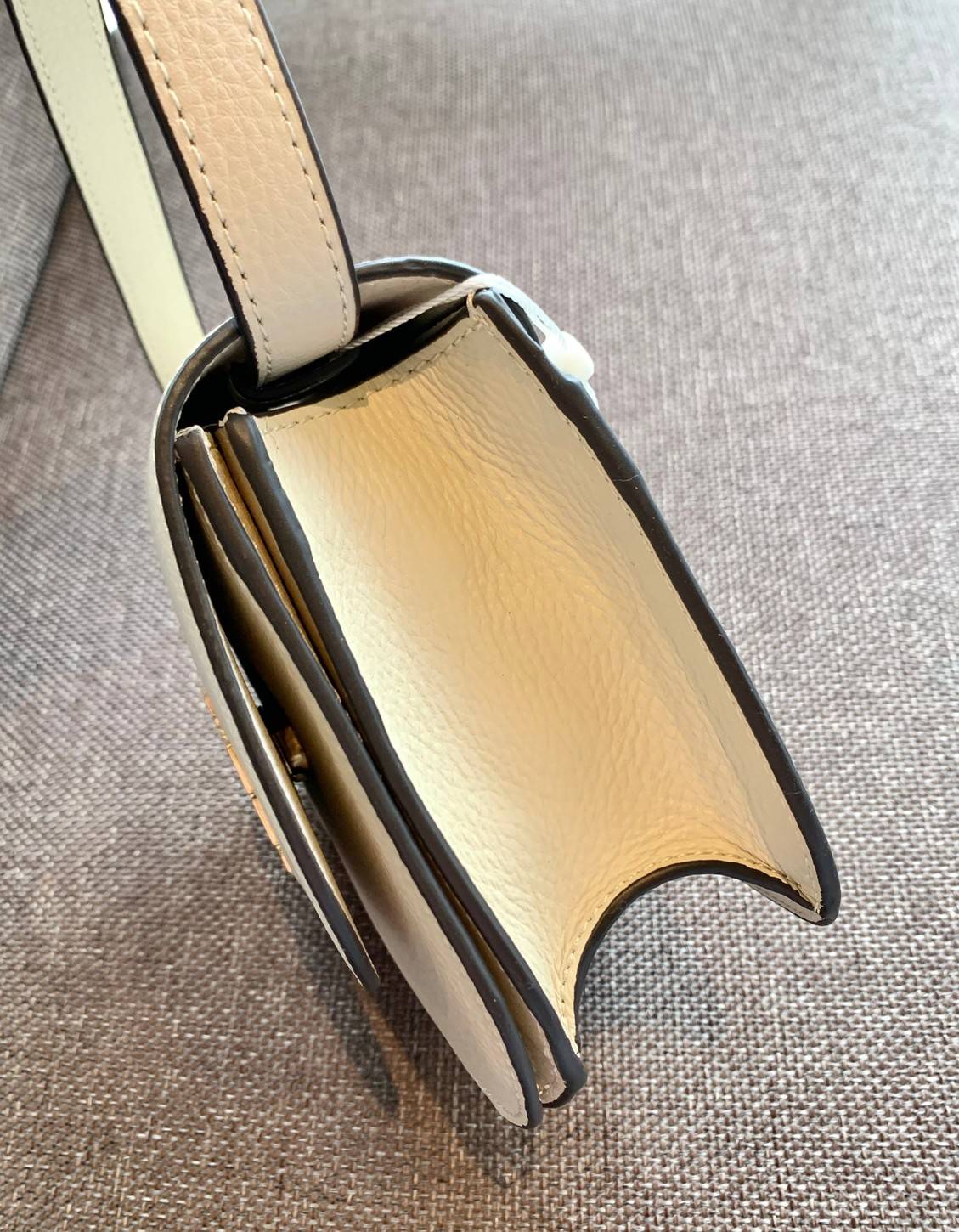 TORY BURCH BRLTTEN SMALL SADDLE BAG / Tory Burch Britten Flap Shoulder Bag กระเป๋าสะพายข้าง วัสดุหนังแกะแท้ ด้านหน้าประดับโลโก้แบรนด์ เปิด-ปิดกระเป๋าแบบกระดุมแป็กแม่เหล็กแน่นหนา ภายในมีช่องหลัก ใส่กระเป๋าเงินใบกลาง มือถือได้ทุกรุ่น มีช่องแยกใส่ของจุกจิกอี