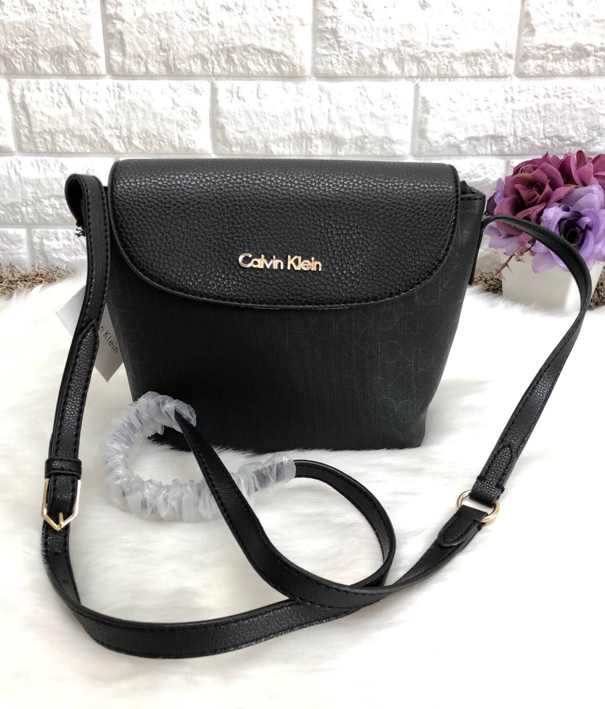 CALVIN KLEIN CROSSBODY BAG กระเป๋าสะพาย cross body วัสดุหนังผสมสัมผัสนิ่ม ขนาดกระทัดรัด ตัวกระเป๋าลายแบรนด์ทั้งใบ ฝาปิดมีโลโก้แบรนด์ เปิดออกมามีซิปปิดปากกระเป๋า ภายในโล่ง สามารถใส่ กปต.ใบขนาดปกติได้ มือถือได้ทุกรุ่น มีช่องเล็กให้ใส่ของจุกจิก พร้อมสายสะพาย