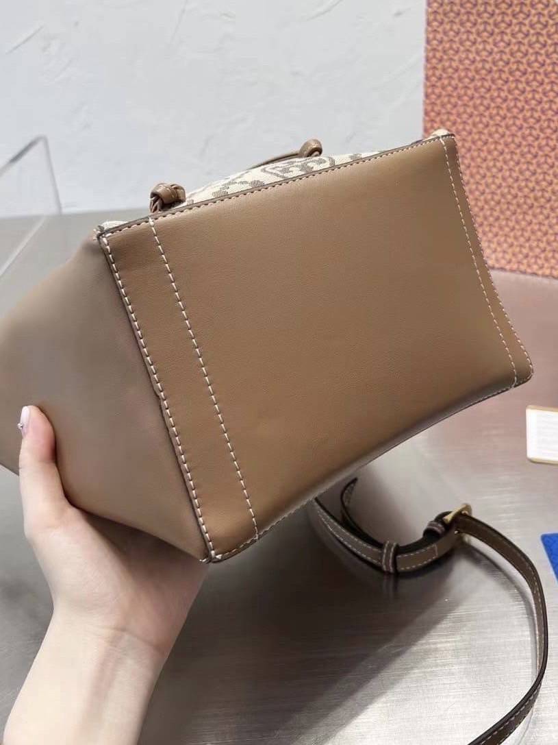 TORY BURCH MCGRAW DRAGONFLY IN MONOGRAM JACQUARD กระเป๋าลายโมโนแกรมยอดฮิต ที่มาในรูปทรงดีไซน์ใหญ่ สวยเก๋ ไม่เหมือนใคร ไม่มีซ้ำ!!