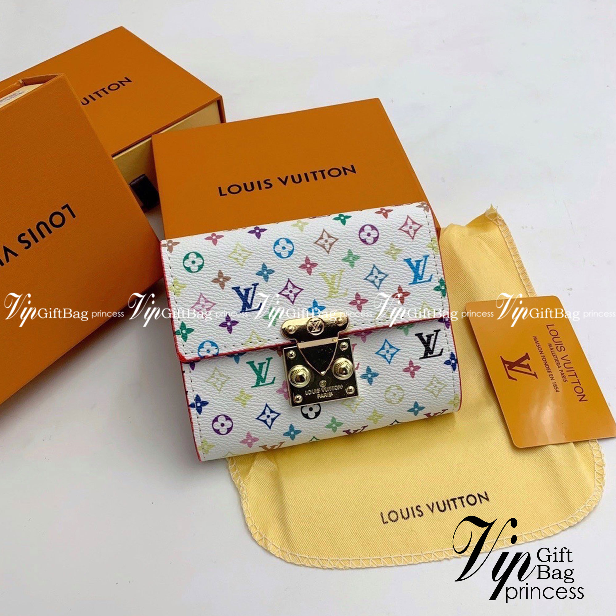 LV Short Wallet กระเป๋าสตางค์ทรงสั้น LV wallet เปิดหน้าอะไหล่ทอง งานสวยหนังดี น่าใช้ งานปั้มแบรนด์ทุกจุด งานจริงสวยเหมือนในรูปค่ะ ได้เวลาเปลี่ยนกระเป๋าสตางค์รับทรัพย์กันแล้ว!! LV wallet กระเป๋าสตางค์รุ่นไอเท็มหายาก ที่สาวๆต้องว้าว!! ใบสั้นขนาดกำลังเหมาะมื