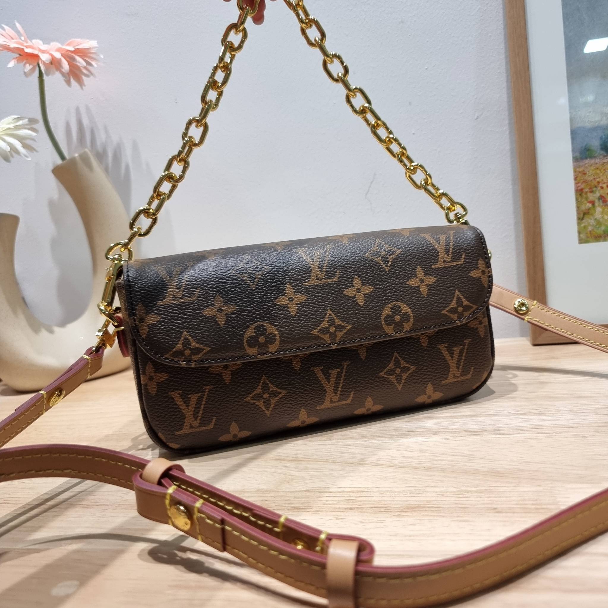 LV IVY WALLET ON CHAIN กระเป๋าสะพายกึ่งกระเป๋าสตางค์ รุ่นยอดนิยม สุดคุ้มด้วยลูกเล่นที่หลากหลาย สายสะพาย 2 เส้น สะพายไหล่และสะพายข้าง