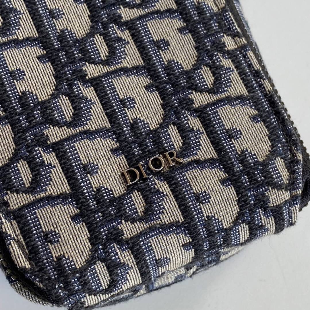DIOR Micro Rider Pouch Beige and Black / Dior phone bag เกรดออริจินอล กระเป๋าสะพายใส่โทรศัพท์ใส่บัตร สายสะพายข้างถอดได้ ปรับระดับได้ การตัดเย็บละเอียด ตอบโจทย์การใช้งาน ภาพสินค้าถ่ายจากงานขายจริงใช้งานต่างประเทศได้