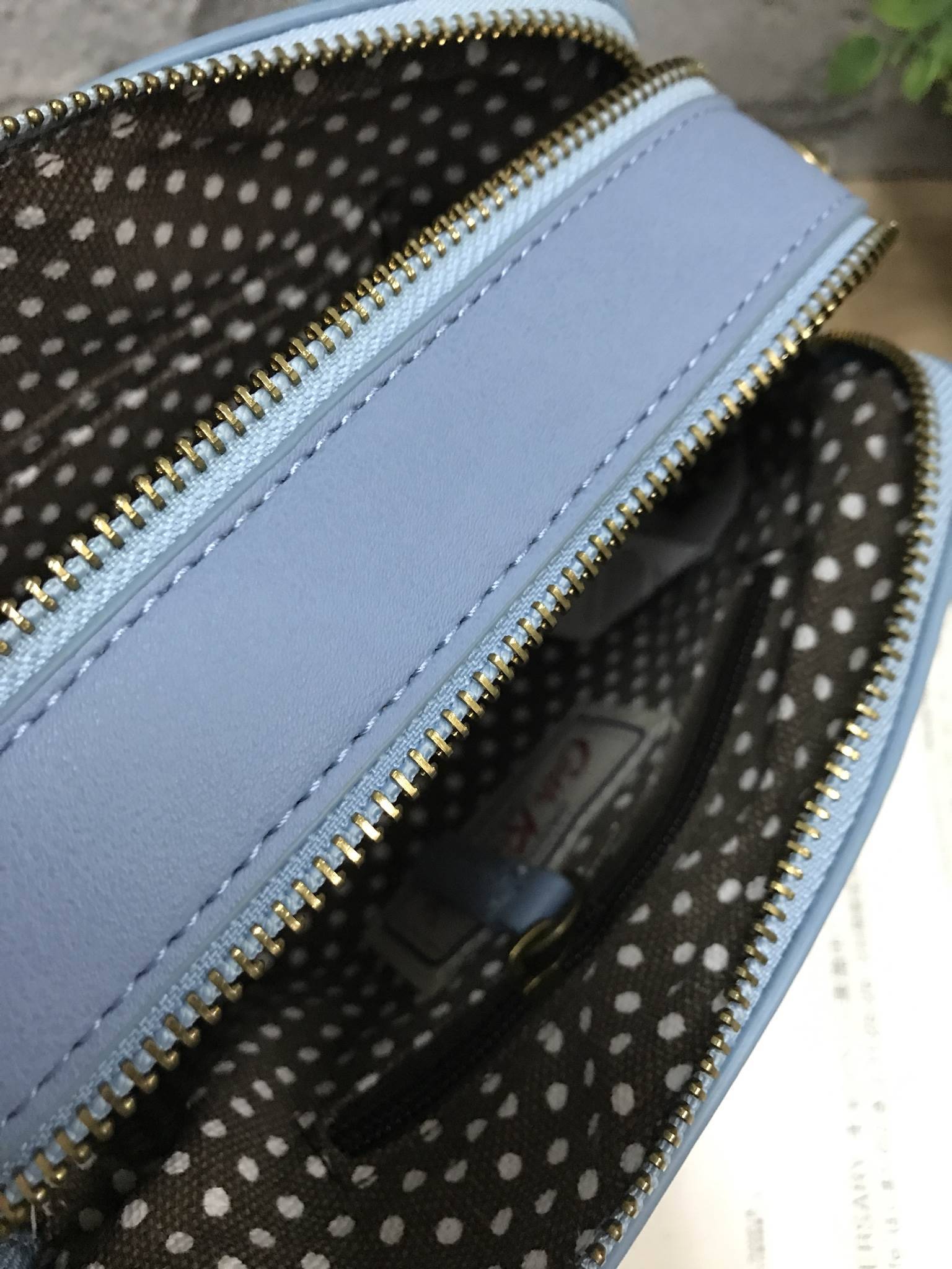 CATH KIDSTON MINI LEATHER DOUBLE ZIP BAG Restock !!รุ่นขายดีอีกรุ่น วัสดุหนังpu เป็นกระเป๋าคล้องมือหรือสะพาย Cross Body หนังเรียบอยู่ทรงสวยขนาดมินิน่ารักกำลังน่ารัก เปิดปิดด้วยซิป 2 ช่อง หัวซิปหนังแท้ปั้มโลโก้ ด้านหน้าประดับอะไหล่โลโก้แบรนด์ ภายใน Cotton 