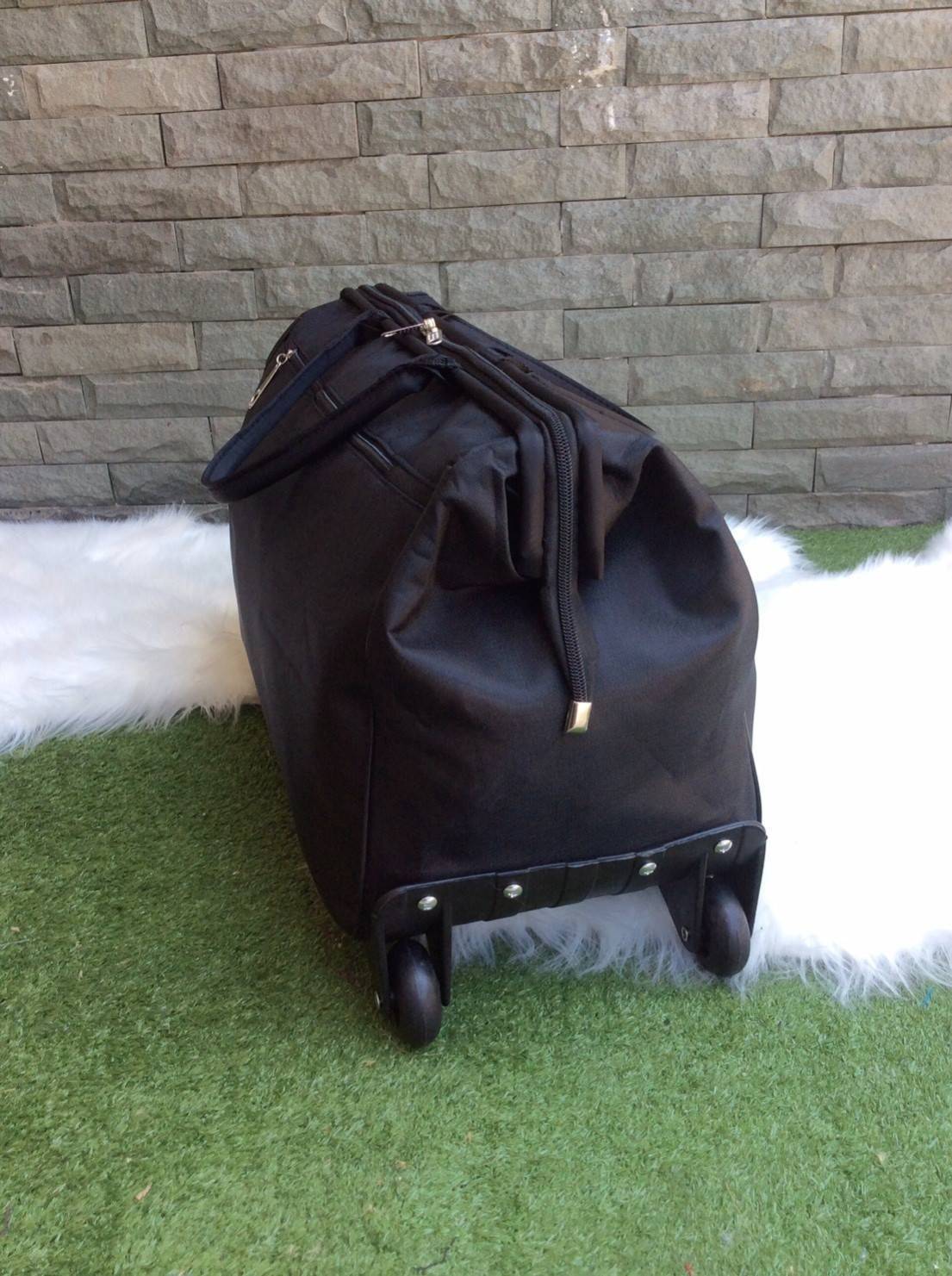 กระเป๋าเดินทางล้อลาก **3cebag เข้าแล้วจ้ารุ่นนี้สั่งทำพิเศษ เอาใจลูกค้า ต้องไปท่องเที่ยวบ่อย คันชักสั่งตรงจาฮ่องกง งานเป๊ะ หัวซิปนำกุญแจมาล็อคได้ ตัดเย็บโดยช่างคุณภาพ ซิปรูดลื่นมากๆ น้ำหนักเบา เหมาะกับไปเที่ยวหลายๆวัน นำติดตัวขึ้นเครื่องได้ วัสดุไนลอน ผสม