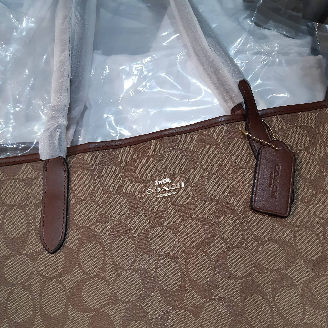 ของแท้ 💯% COACH C5696 CITY TOTE IN SIGNATURE CANVAS กระเป๋าถือทรงโท้ทใบใหญ่ ใส่ของได้ของครบครัน รุ่นใหม่ล่าสุด!! ⭐️⭐️ ขายดีทุกไซส์ ทุกสีจริงๆรุ่นนี้ ✔️✔️ สะพายคล้องไหล่ได้เก๋ๆ วัสดุหนังแคนวาสคุณภาพดี