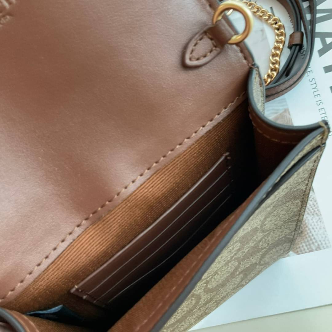 COACH RACHEL PHONE CROSSBODY IN SIGNATURE CANVAS พร้อมส่ง กระเป๋าสะพาย case phone ต้องมา ให้คุณพกพา gadget ล้ำไปได้ทุกที่ ใส่โทรศัพท์มือถือได้ทุกรุ่น ดีไซน์ใหญ่กว่าเดิม