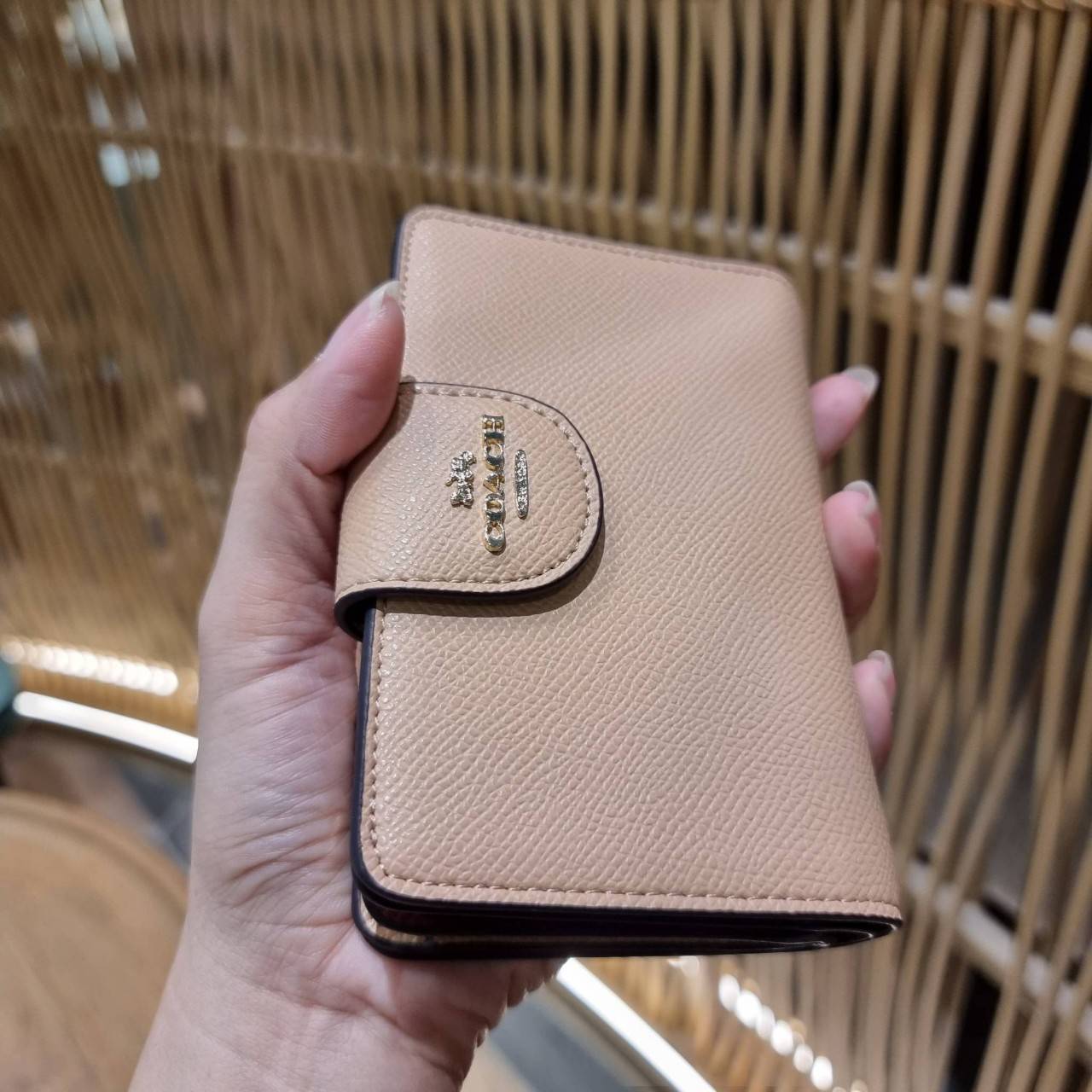 COACH 6390 MEDIUM CORNER ZIP WALLET เดอะเบสท์รุ่นที่สาวๆตามหา!! ดีไซน์ใหม่ สวยสะกด!! กระเป๋าสตางค์ใบกลาง สีคลาสสิค เรียบแต่แฝงความหรู บอกเลยว่ามันละมุนมาก!! ด้วยวัสดุหนัง crossgrain ที่ดูแลรักษาง่าย และยังดูผู้ดี ถือใช้แล้วขับผิวทุกสี ภายในมีช่องใส่บัตรแล
