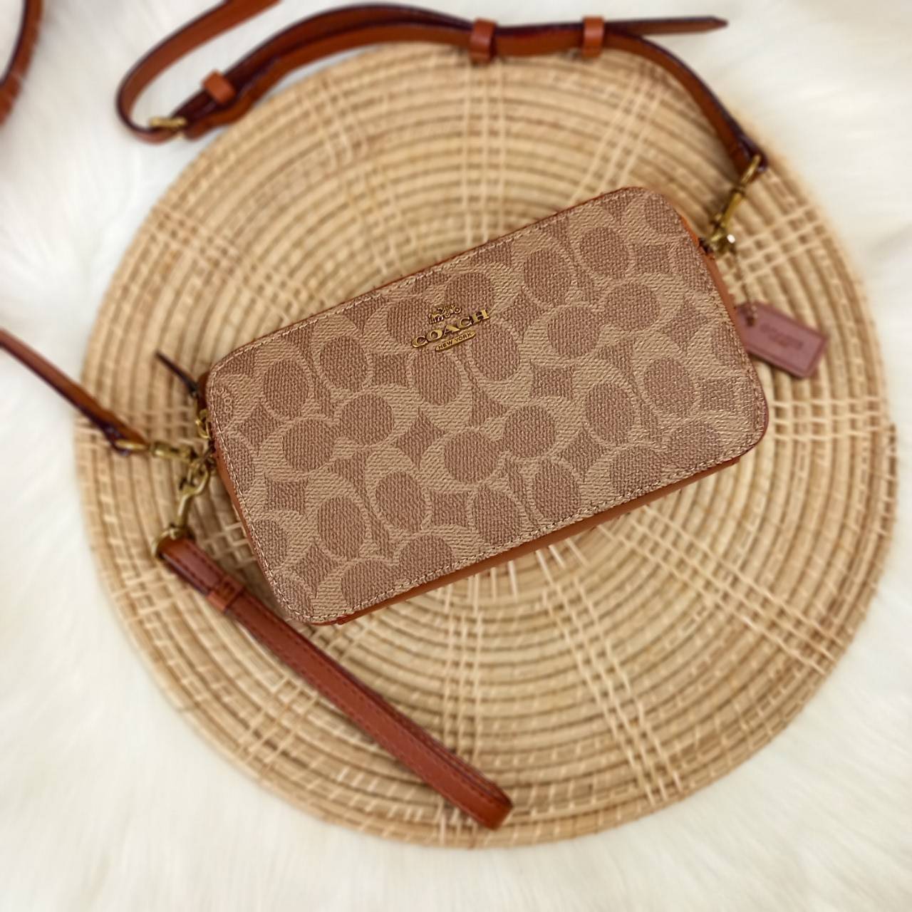 COACH KIRA CROSSBODY IN SIGNATURE CANVAS (COACH F89399)🍁เหมาะมือมาก หยิบใช้ง่ายสบายเลย🌈//รุ่นนี้ จะถือ จะคล้องมือ สะพายคลอสบอดี้ ได้หลายลุค จัดวางตามต้องการได้เลย // มีสายคล้องมือ และสายยาว สามารถถอดได้ทั้ง 2 สาย //เปิด-ปิดด้วยซิป มี2 ช่อง