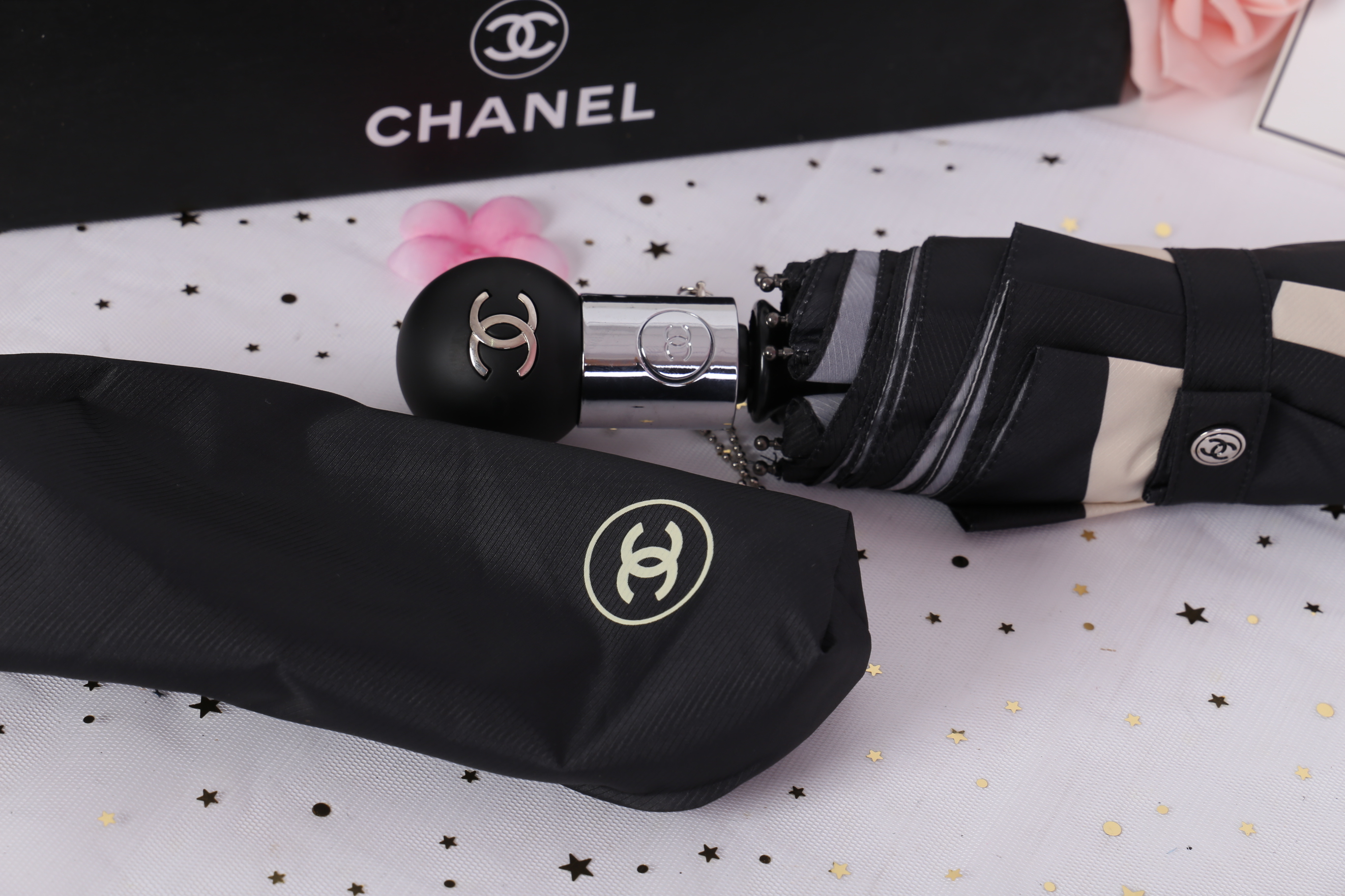 Chanel Umbrella VIP Gift- Black and Beige Camellia With Gift Box Vip Gift Chanel ของแท้ 100% ร่มพับระบบออโต้พรีเมี่ยมจาก Chanel Cosmetic Counter สำหรับกันฝนกันแดด ปกป้องทั้งแดดและฝนพกพาสะดวก ใช้งานง่ายด้วยปุ่มกดออโต้ มาพร้อมปลอกร่ม ภาพถ่ายจากสินค้าจริง สว