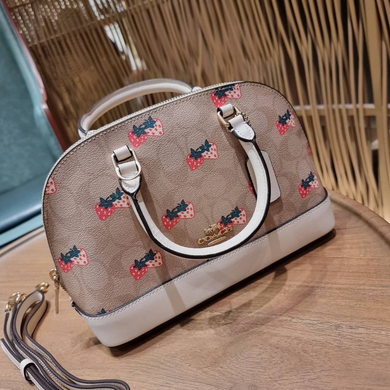 COACH 91514 MINI SIERRA SATCHEL IN SIGNATURE CANVAS WITH STRAWBERRY PRINT สายคุณหนูมารวมตัวกันตรงนี้เลยจ้า!! ละมุนกว่านี้ไม่มีแล้ว กับกระเป๋าทรงโดมสุดคลาสสิค เพิ่มดีเทลลูกเล่นลายสตรอเบอรี่ ให้มีความคิ้วท์แบบไม่เยอะเกินไป ลงตัวพอดี มาพร้อมหูจับในตัวและสายส