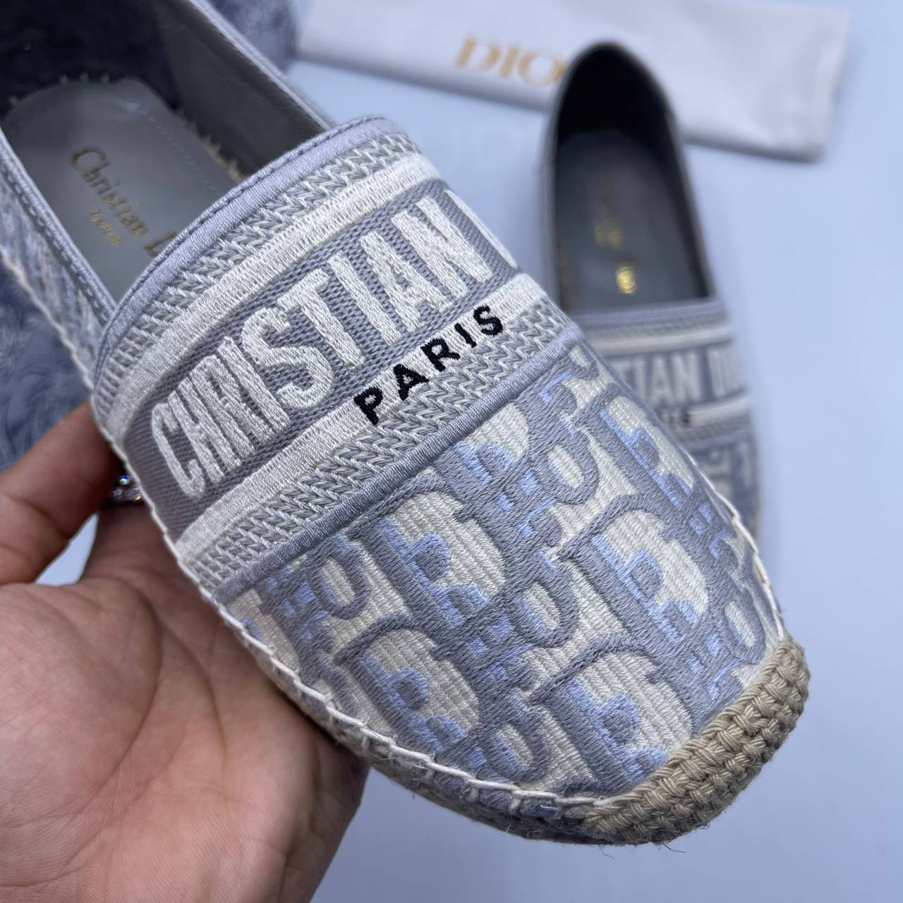 DIOR GRANVILLE ESPADRILLE Oblique Embroidered Cotton รองเท้าที่เป็นเอกลักษณ์ ที่สุดแห่งความหรูหราที่ใช้งานได้ทุกวัน ตัดเย็บจากผ้าฝ้ายปักลาย ประดับด้วยรายละเอียดสวยงาม งานเกรดออริจินอล 1:1 เหมือนที่สุด ภาพสินค้าถ่ายจากงานขายจริง ไม่โป๊ะแตกแน่นอนค่า