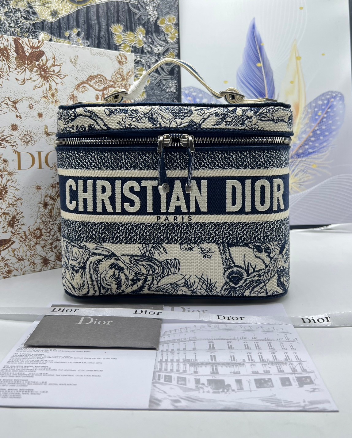 22cm Medium DiorTravel Vanity Case กระเป๋าใส่เครื่องสำอางใบกลาง จุของได้เยอะ มาพร้อมกับลวดลาย Oblique ปักอย่างประณีตและประดับด้วยสัญลักษณ์ Christian Dior Paris มาพร้อมสายสะพายและหูจับในตัว