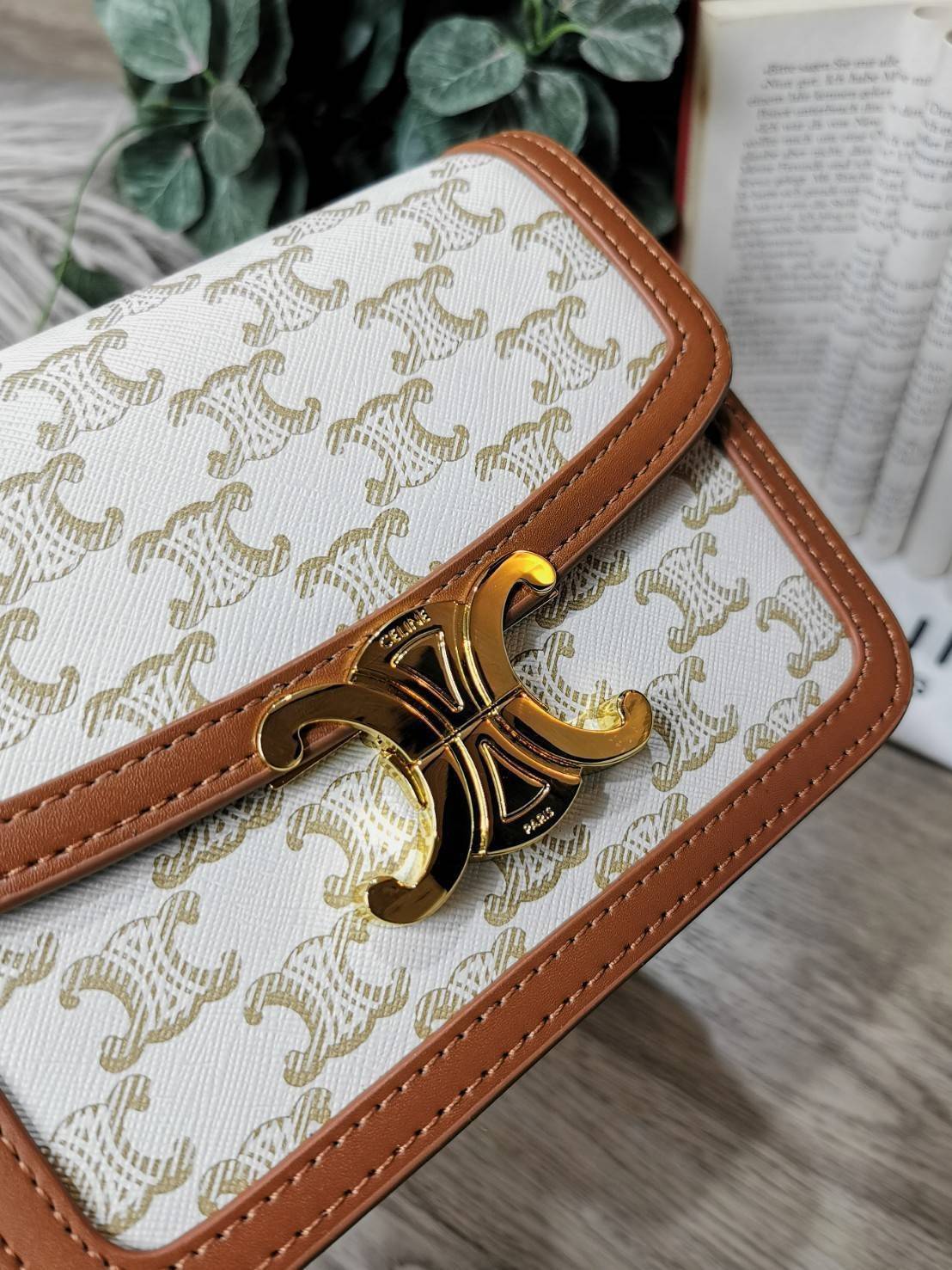 CELINE TRIOMPHE CROSSBODY BAG VIP GIFT WITH PURCHASE-GWP พรีเมี่ยมกิ๊ฟ Limited Edition จาก CELINE PERFUME DUTY FREE COUNTER วัสดุ TRIOMPHE CANVAS & LEATHER ดีไซน์ยอดนิยมสไตล์สาว LISA