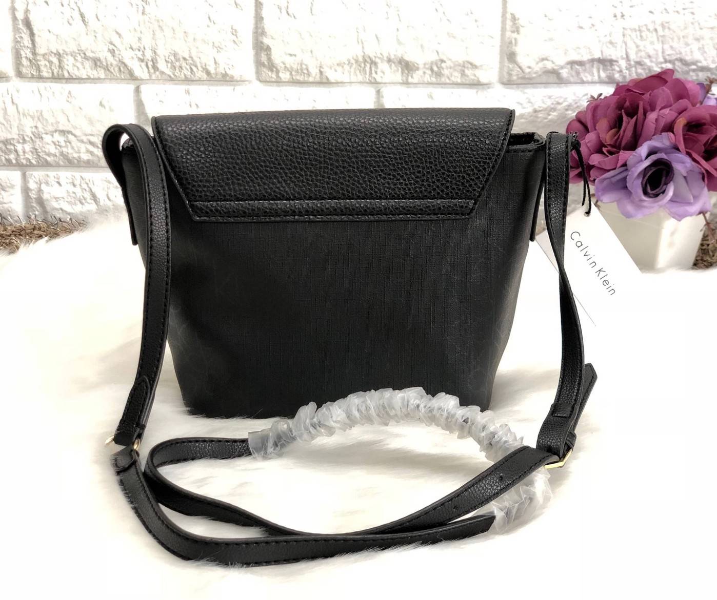 CALVIN KLEIN CROSSBODY BAG กระเป๋าสะพาย cross body วัสดุหนังผสมสัมผัสนิ่ม ขนาดกระทัดรัด ตัวกระเป๋าลายแบรนด์ทั้งใบ ฝาปิดมีโลโก้แบรนด์ เปิดออกมามีซิปปิดปากกระเป๋า ภายในโล่ง สามารถใส่ กปต.ใบขนาดปกติได้ มือถือได้ทุกรุ่น มีช่องเล็กให้ใส่ของจุกจิก พร้อมสายสะพาย