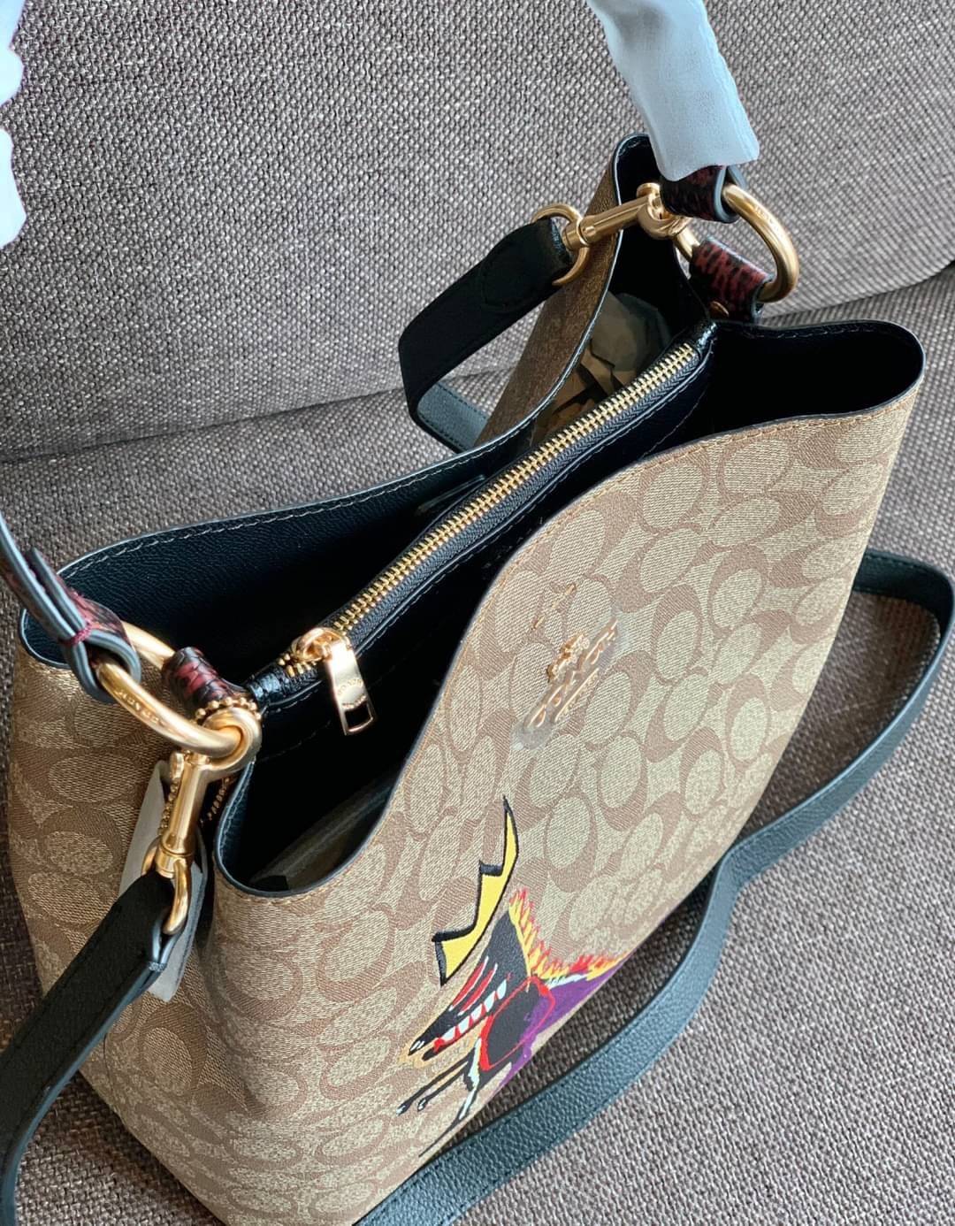 ใบใหญ่ตามมาติดๆ ห้ามพลาดค่า! Coach X Jean Michel Basquiat Town Bucket Bag In Signature Canvas ((C5787)) พร้อมส่งใบใหญ ใส่จุใจเลยจ้าา😘 กระเป๋าทรงถังใหญ่ วัสดุหนังแคนวาส หนังนิ่มสวยงาม 💥จุดเด่นคือเพนท์รูปก็อตซิล่าสวมมงกุฏ เป็นการออกแบบโดยการ