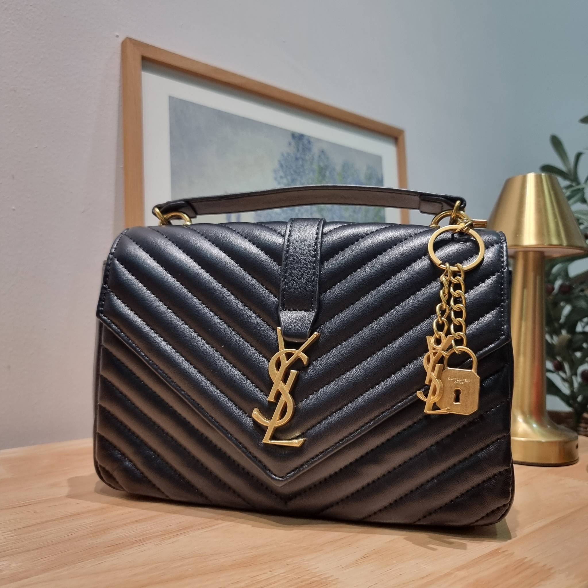 YSL College Medium Bag / Yves Saint laurent crossbody boutique กระเป๋าสะพายไหล่ ดีไซน์ทรงสวยหรู พิเศษ แถมฟรี พวงกุญแจห้อยเอกลักษณ์แบรนด์