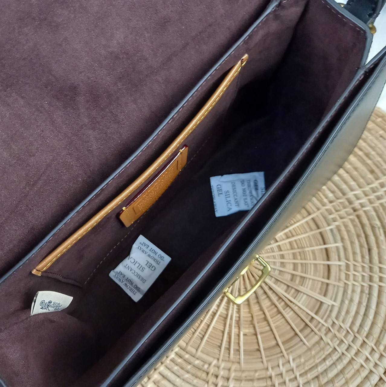 COACH STUDIO GLOVETANNED LEATHER SHOULDER BAG (C6641)🌺ห้ามพลาดเด็ดขาด!! สวยละมุน เรียบหรู ดูแพงสุดๆ!! //กระเป๋าถือ กระเป๋าสะพาย ดีไซน์เนี้ยบ! เฉียบมาก!// วัสดุหนังแท้ หนังเรียบเต็มใบ อยู่ทรง สวยมากๆ ดีเทลเรียบหรู ผู้ดีสุดๆ!// ด้านหน้าเปิด-ปิดด้วยต