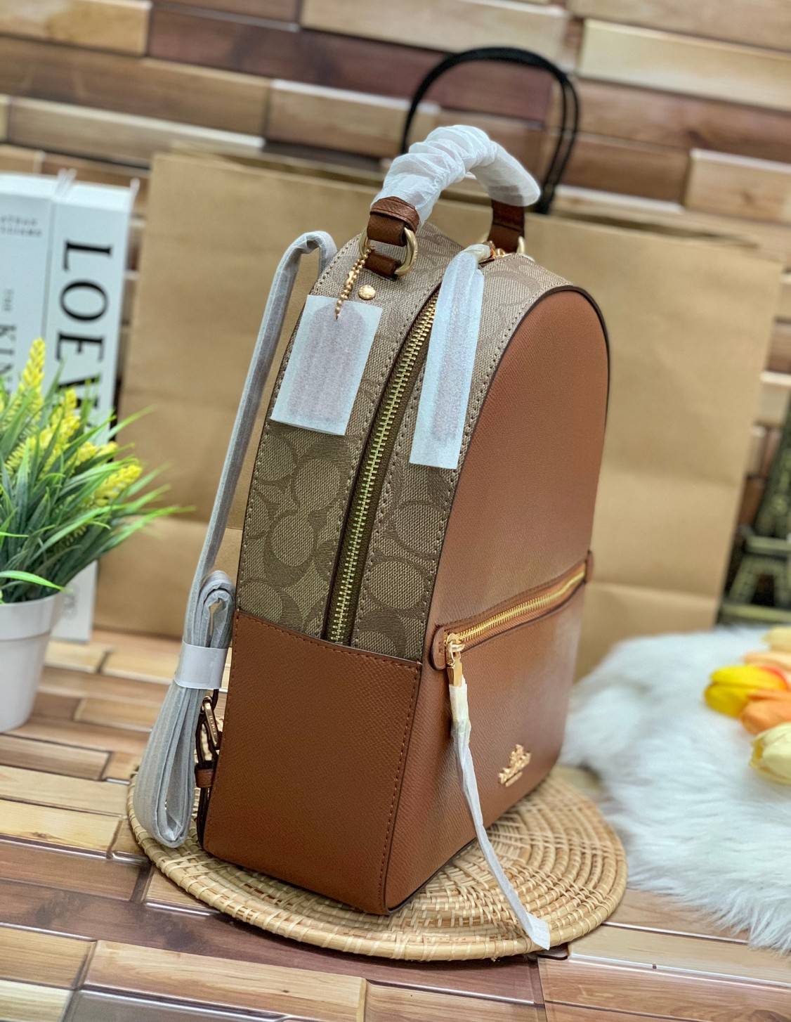 COACH JORDYN BACKPACK IN BLOCKED SIGNATURE ((76622//76624//76715)) พร้อมส่ง กระเป๋าสะพายหลังแบบมีหูหิ้ว หนังแท้ หนังนิ่มอย่างดีเลยค่า ด้านหน้ามีช่องซิปหนึ่งช่องสำหรับใส่ของจุกจิกนะคะ เปิดปิดช่องหลักแบบซิปคู่ หัวซิปมีหนังห้อยมาให้ ภายในกระเป๋าโล่งใส่สัมภาร