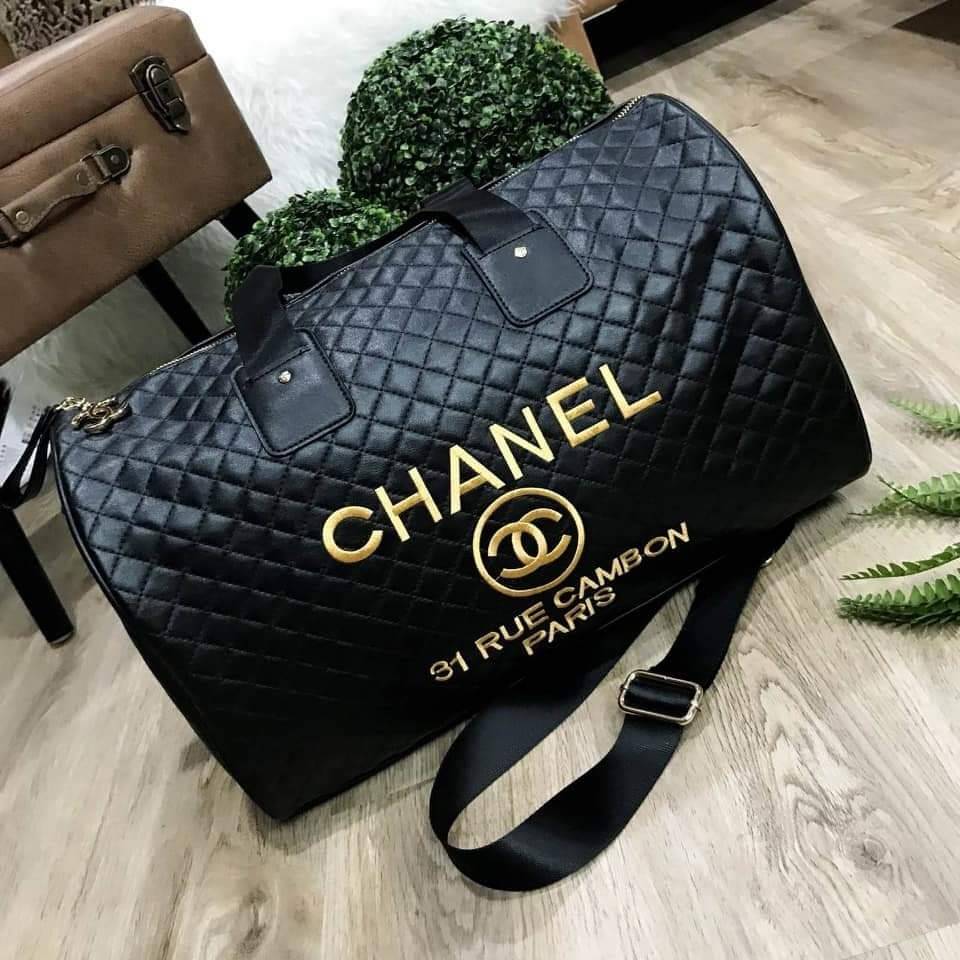 Chanel Quilted Travel Bag Super rare item! กระเป๋าเดินทางใบใหญ่ VIP. gift with Purchanel ของแท้รุ่น Limited Edition จาก counter Chanel วัสดุหนังเรียบลายตาราง เนื้อหนา กันน้ำ ดูแลรักษาง่าย ด้านหน้ามี logo brand ตัวกระเป๋าเปิดปิดด้วยซิป หัวซิปแบรนด์ อะไหล่ท