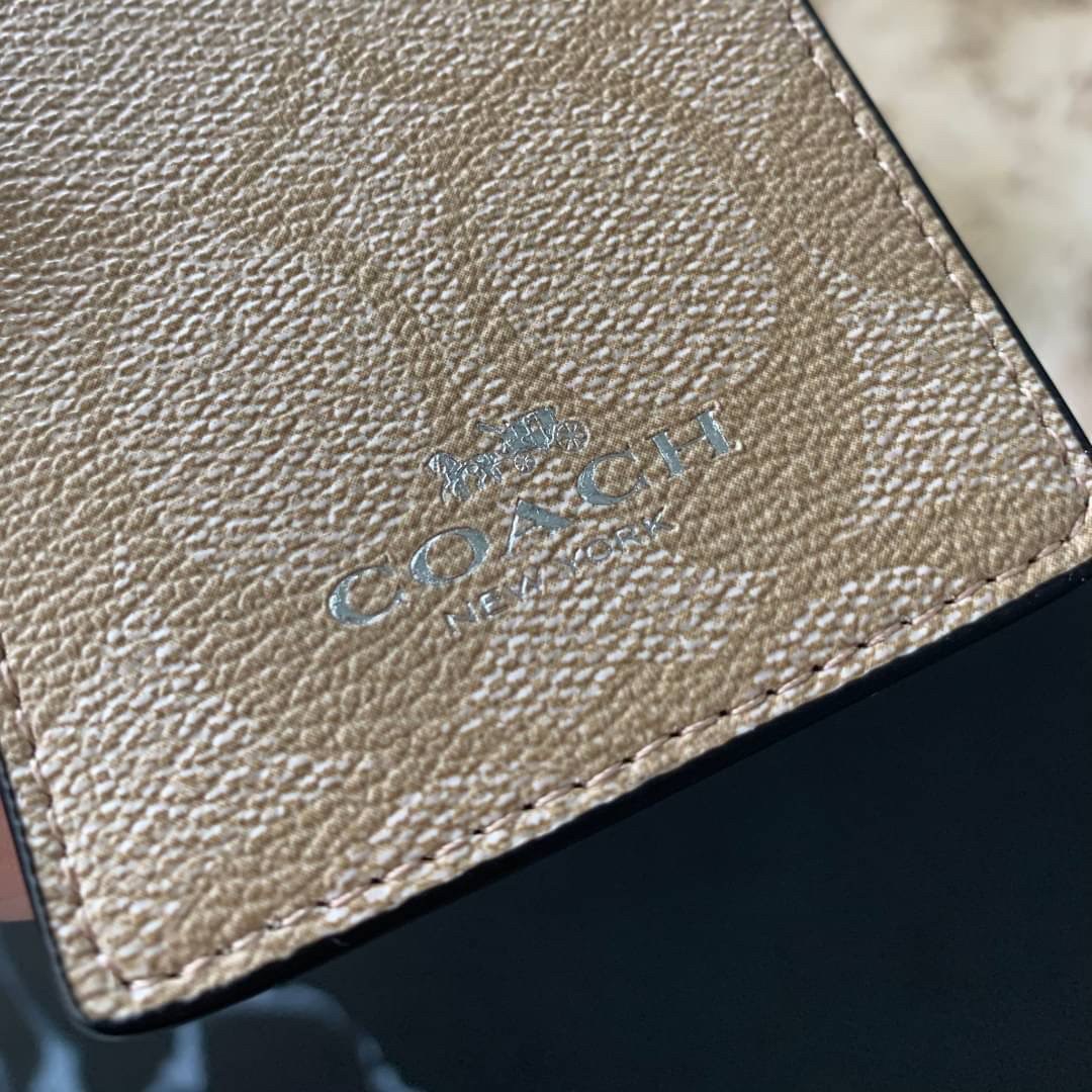 COACH F63274 ID LANYARD IN SIGNATURE COATED CANVAS กระเป๋าใส่บัตรคล้องคอ ลาย C ทั้งใบ ด้านหน้าตกแต่งชื่อแบรนด์ สวยมากกก ใส่บัตรพนักงาน และบัตรต่างๆ มาพร้อมสายคล้องคอ สายถอดออกได้ ตัวกระเป๋ามี 3 ช่องค่ะ