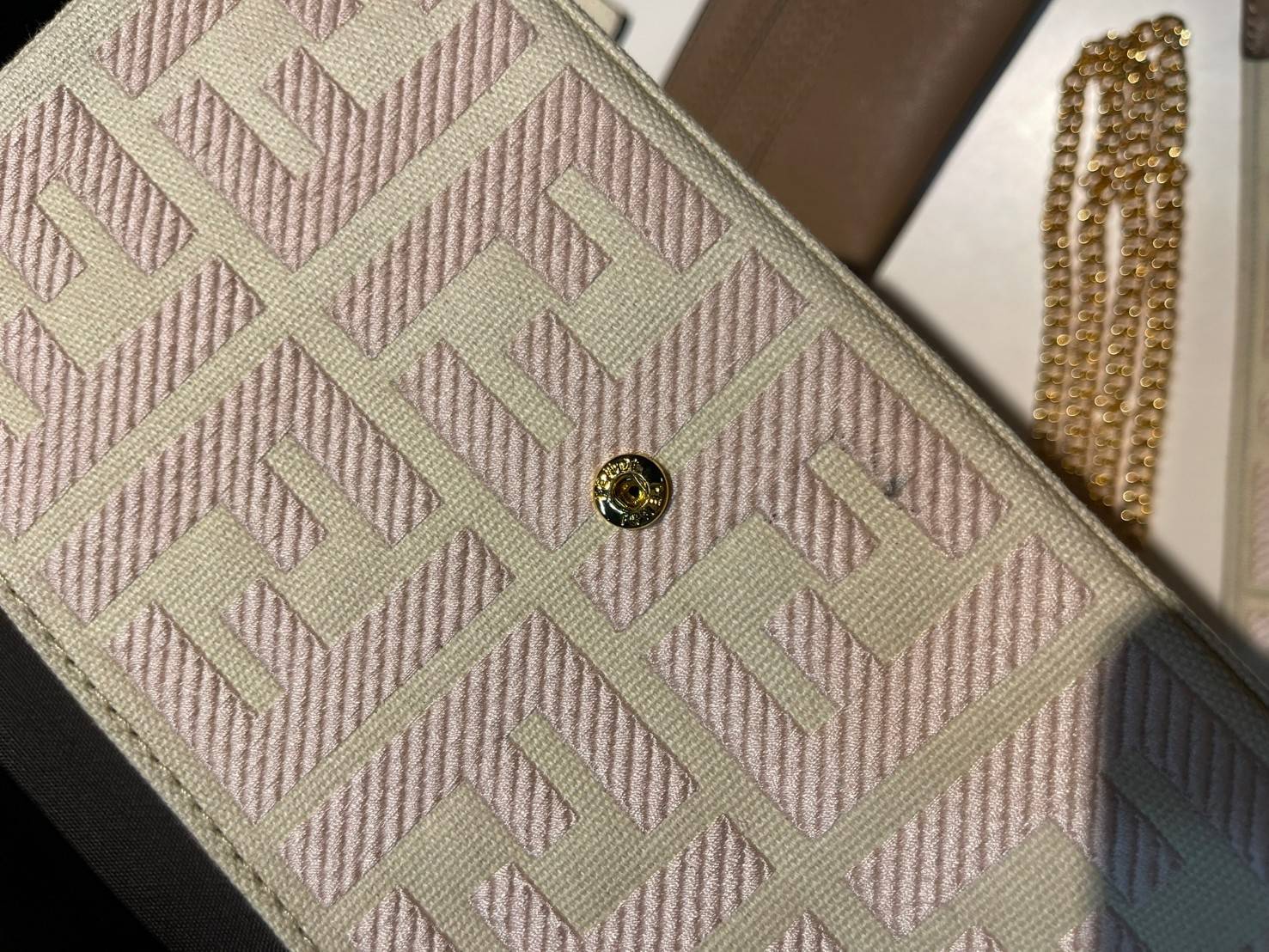 หนังแท้ Fendi Wallet On Chain With Pouches leather mini-bag กระเป๋าสะพายข้างทรงเหลี่ยมตกแต่งด้วยโลโก้ Fendi กระดุมแป๊ก มาพร้อมกระเป๋าด้านในแบบถอดได้ถึง 2ใบ สุดคุ้ม พร้อมสายโซ่และสายสปอร์ตถอดออกได้ ไอเท็มนี้ไม่ควรพลาดเลยค่าา