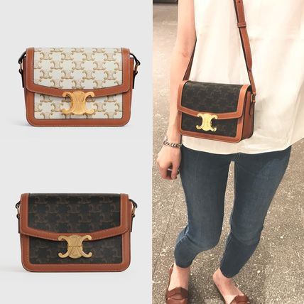 VIP 】𝗖𝗘𝗟𝗜𝗡𝗘 CROSSBODY VIP GIFT MEDIUM/TEEN TRIOMPHE BAG IN TRIOMPHE CANVAS AND CALFSKIN มี 2 ขนาด งานสวยอยู่ทรงเปิดปิดด้วยตัวล้อคด้านหน้า ภายในมีช่องใส่ของหลัก พร้อมช่องซิป ใส่กระเป๋าสตางค์กลาง + มือถือได้ ท