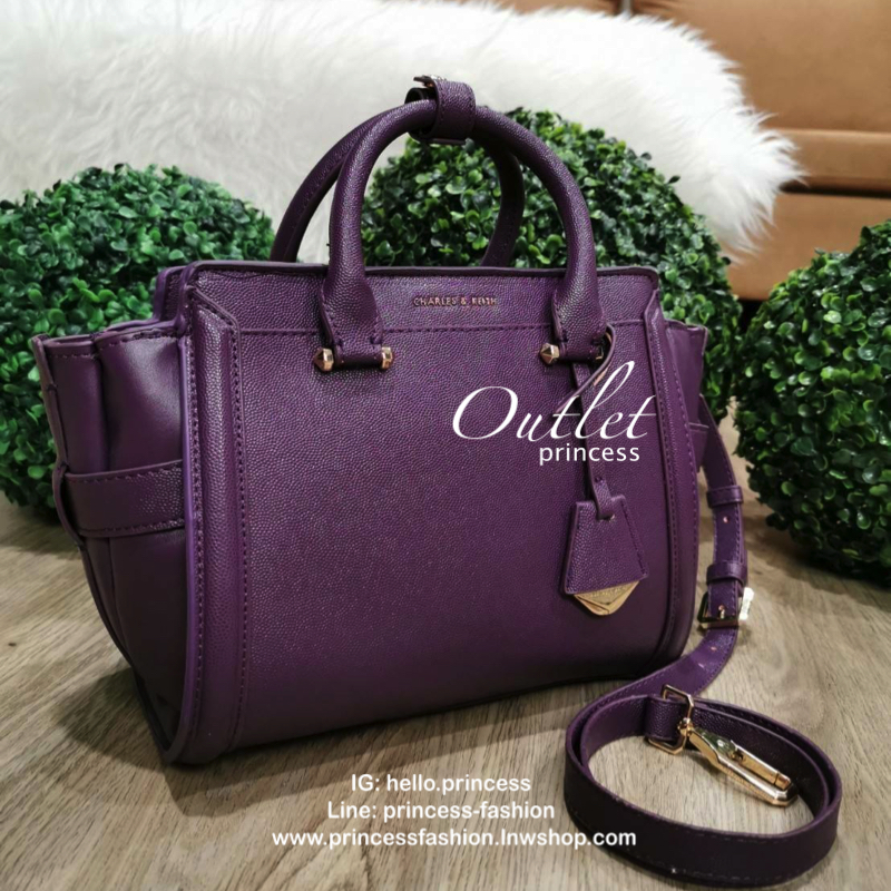 CHARLES & KEITH SAFFIANO TRAPEZE BAG กระเป๋าถือหรือสะพายรุ่นยอดนิยมดีไซน์สวยหรูวัสดุหนังคาเวียร์อยู่ทรง ด้านข้างเเต่งหนังช่องตัดดูมีดีเทล ด้านหน้ามีโลโก้ ด้านหลังมีช่องซิป เปิดปิดด้วยซิปหัวซิปแบรนด์ หูจับเเข็งแรง พับลงได้ พร้อมสายสะพายหนังปรับระดับได้ถอดไ