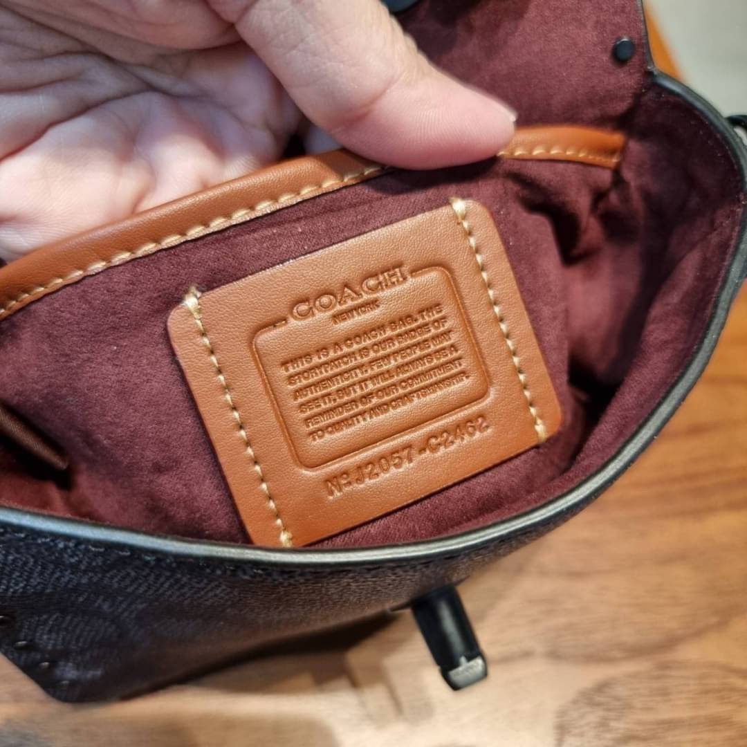 COACH C2462 MADISON SHOULDER BAG 16 IN SIGNATURE CANVAS WITH RIVETS กระเป๋าสะพายข้าง ไซส์กะทัดรัด พกพาง่าย น้ำหนักเบา ดีไซน์สวย โดดเด่นด้วยตัวล็อครูปดอกไม้ สีสันตกแต่งตัดกันกับลายซีอย่างลงตัว วัสดุหนังแคนวาสเคลือบลาย ภายในแบ่งสัดส่วนให้อย่างดี มาพร้อมสายส