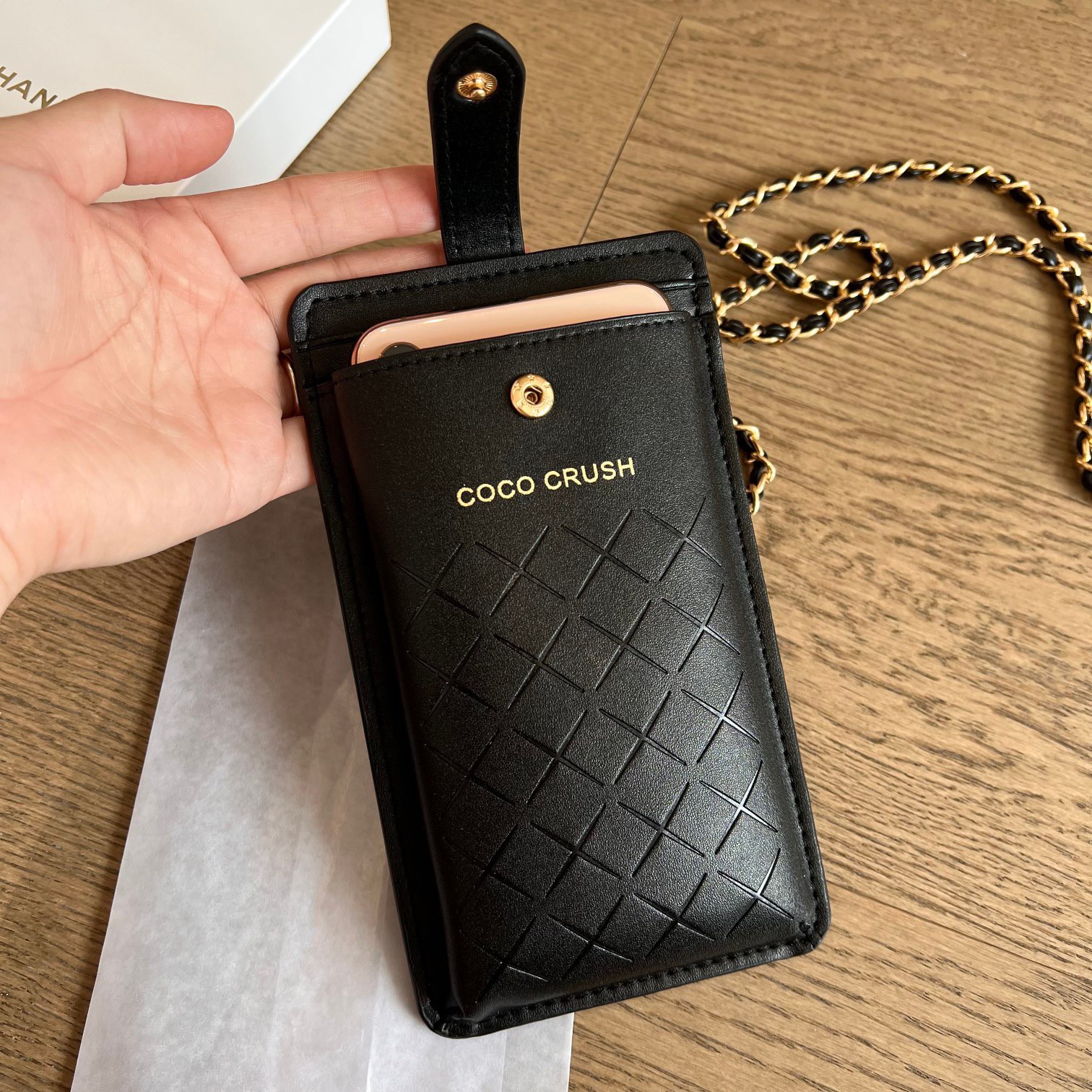 ด่วนมีจำกัด!! CHANEL COCO SMARTPHONE CASE AND CROSSBODY BAG กระเป๋าใส่มือถือ ใส่บัตร ที่มาพร้อมสายสะพายสวยหรู ตัวหนังนิ่ม ขนาดกำลังน่ารัก
