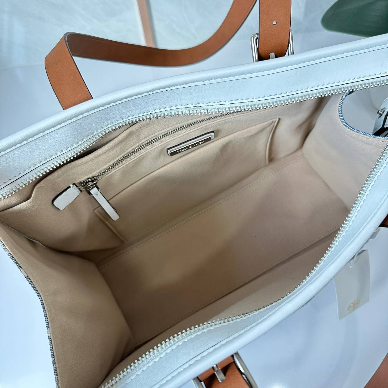 Tory Burch Small T Monogram Denim Tote / Tory Burch Demim Jacquard Small Tote คอลเลคชั่นใหม่ กระเป๋าทรงโท้ท ทรงสี่เหลี่ยมใบใหญ่ วัสดุผ้าเดนิมสลับหนังแท้ ภายในช่องโล่งกว้างจุได้เยอะ