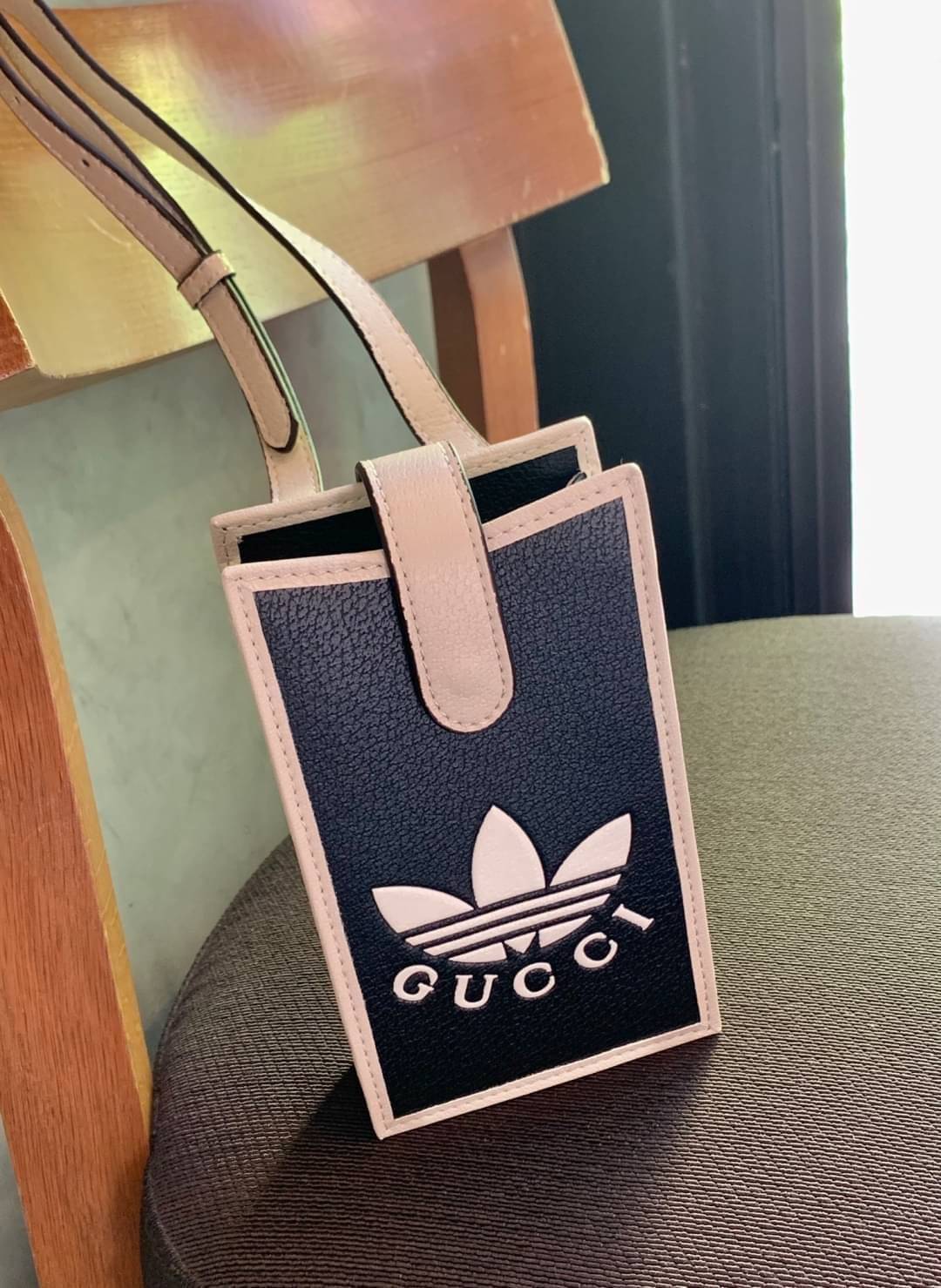 adidas x Gucci phone case ไม่มีได้ยังไง หนุ่มๆสาวๆต้องมีติดตัวค่ะ กระเป๋าใส่มือถือ มีโลโก้แบรนด์แบบนูนอันเป็นสัญลักษณ์ของคอลเลคชั่นนี้เลยค่ะ