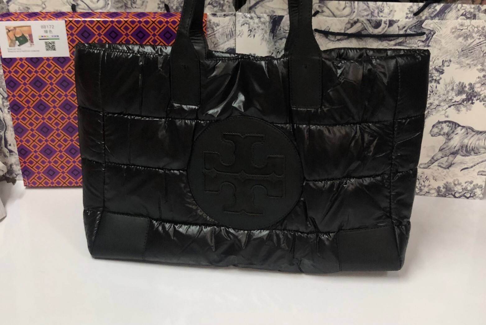 พร้อมส่งที่ไทย TORY BURCH Ella Puffer Tote Bag 40cm กระเป๋าโท้ทใบใหญ่ ภายในโล่งกว้าง จุของได้เยอะ ภาพสินค้าถ่ายจากงานขายจริง ใช้งานต่างประเทศได้