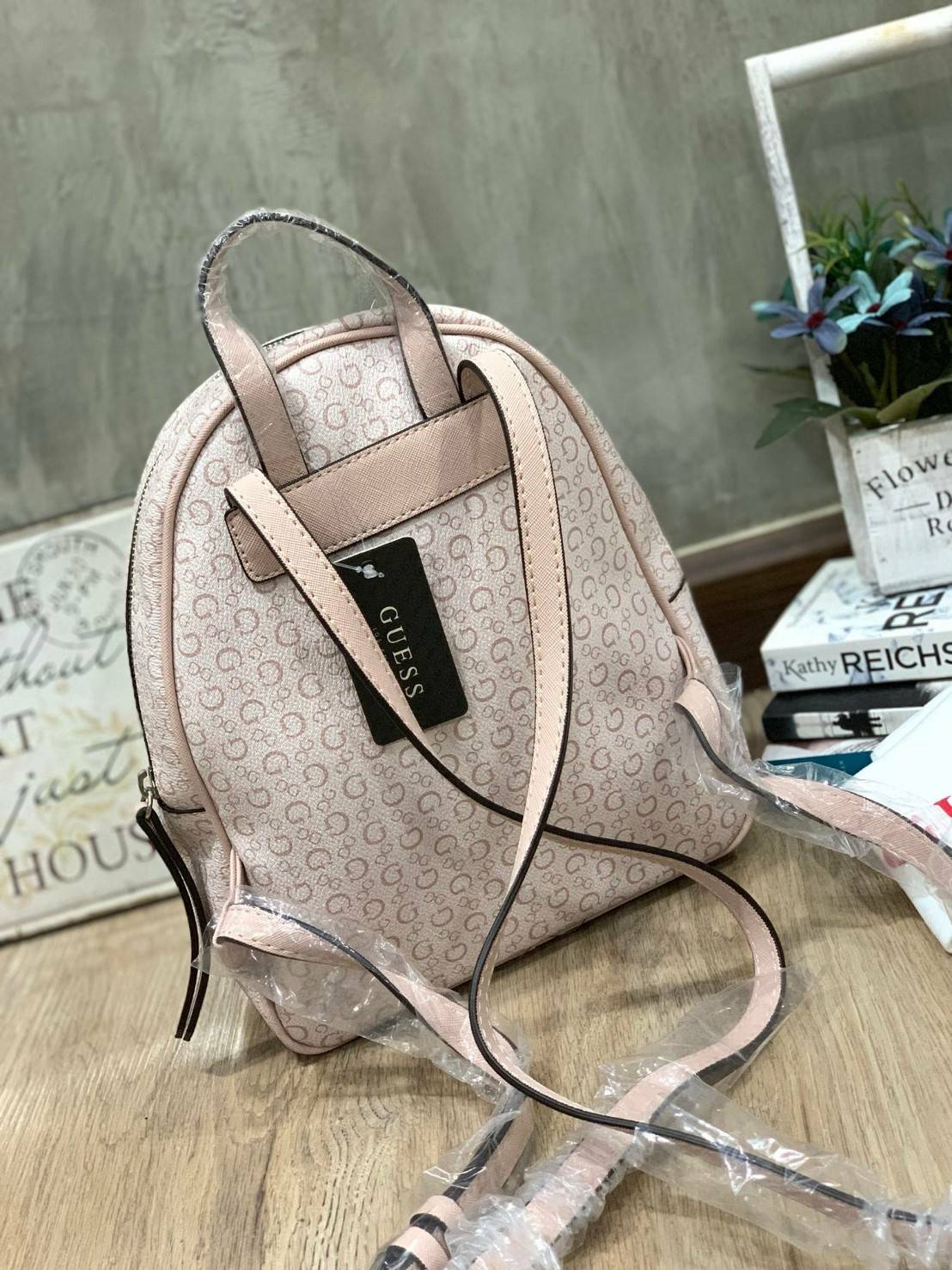 5สี Guess Woman’s Backpack กระเป๋าเป้สะพายรุ่นใหม่! วัสดุหนังsaffiano ขนาดกลางกำลังดี เปิดปิดด้วยหัวซิปหนัง ภายในบุผ้าลายsignature กว้างใส่ของได้เยอะ กระเป๋าสตางค์ยาว มินิไอแพค ด้านหน้ามีอีกหนึ่งช่องซิปเก็บของจุกจิกได้ มีโลโก้ตัวนูนเป็นดีเทลน่ารักๆ สายสะพ