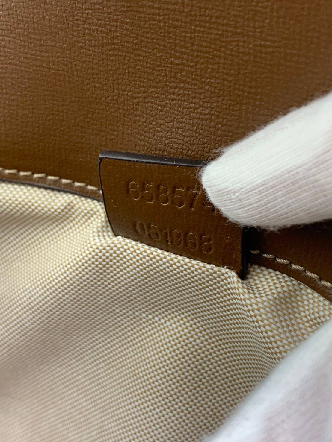 VIP GIFTbag 】หนังแท้สวยมากกกกกก มีจำนวนจำกัดน้าา Gucci Horsebit 1955 mini bag กระเป๋าสะพายข้าง ทรงใช้งานง่าย ดีไซน์เรียบหรูและคลาสสิคตามสไตล์ ใส่ของสำคัญได้สบาย ใส่มือถือได้ทุกรุ่น มาพร้อมสายสะพายสปอร์ต ถอดออกได้ ปรับได้ตามตัว ใบนี้แมทช์ได้กับทุกสไตล์การแ