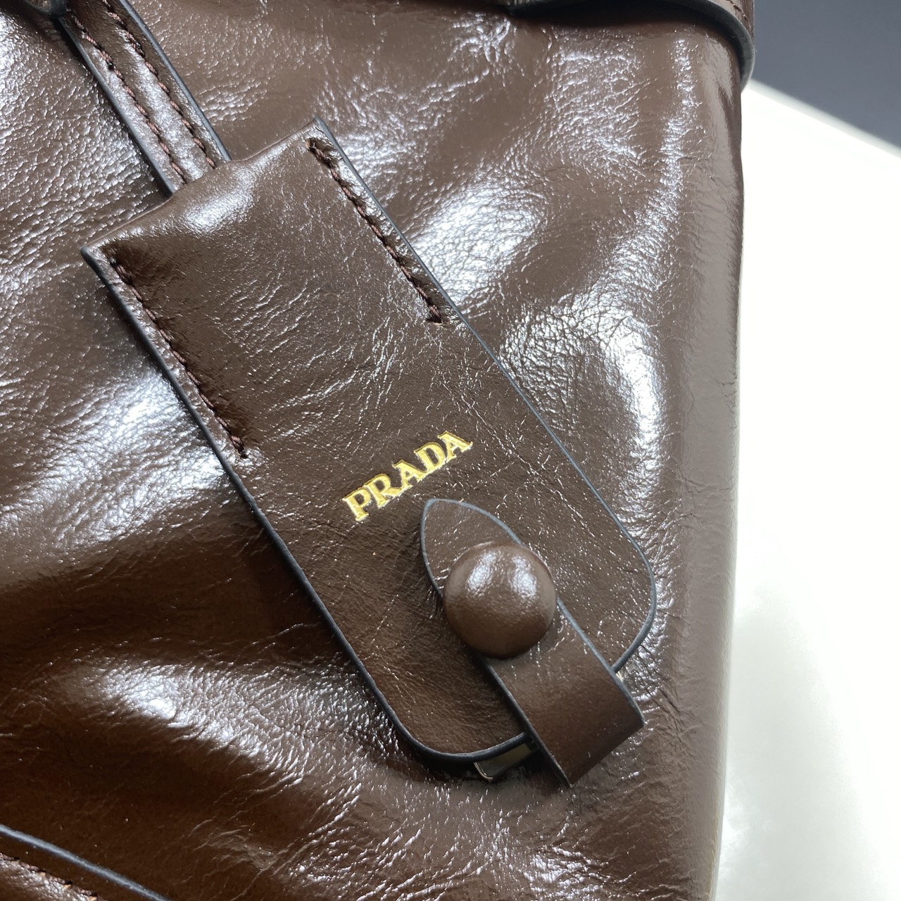 TOP ORI หนังแท้ | เกรดดีสุด PRADA Medium leather tote bag / pradahobo กระเป๋าสะพายทรงโฮโบ คลาสสิคหนังเงาสวยหรูดูแพง ใบใหญ่กำลังดี ดีไซน์ใหม่ล่าสุด ภายในโล่งกว้าง จุของได้สบายๆ